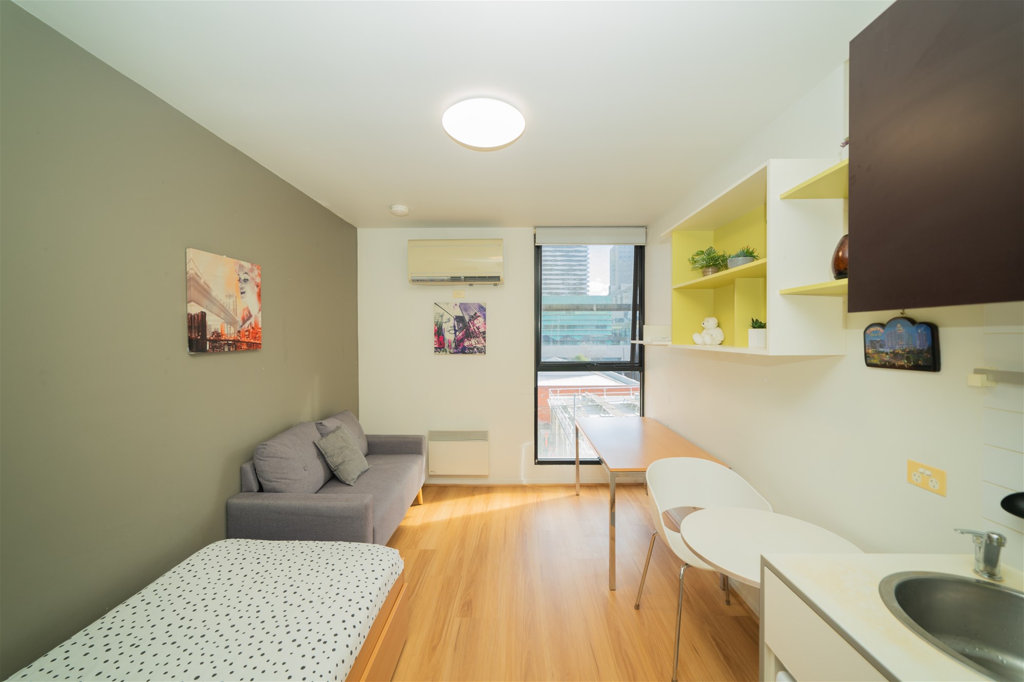 Large Corner Studio Next to RMIT and University of Melbourne