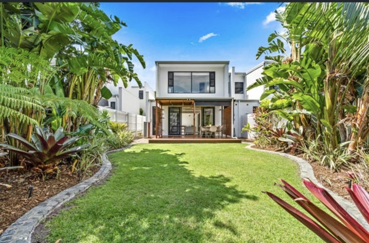 “Hollywell Haven: Stunning 3 Bedroom 6