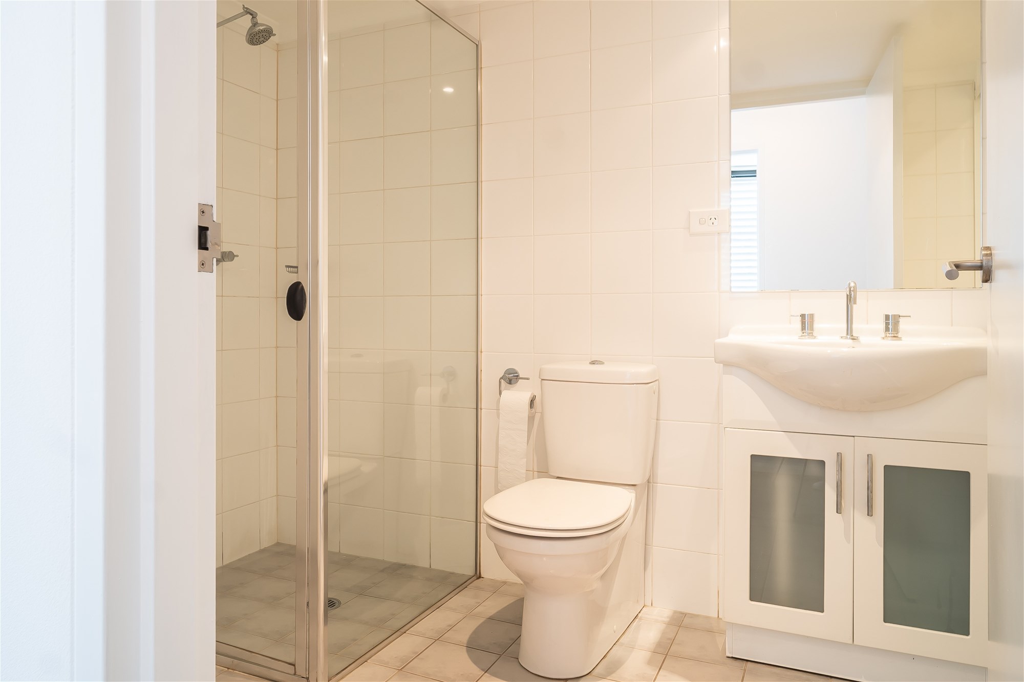 Modern North-Facing 3-Bedroom Apartment with 6