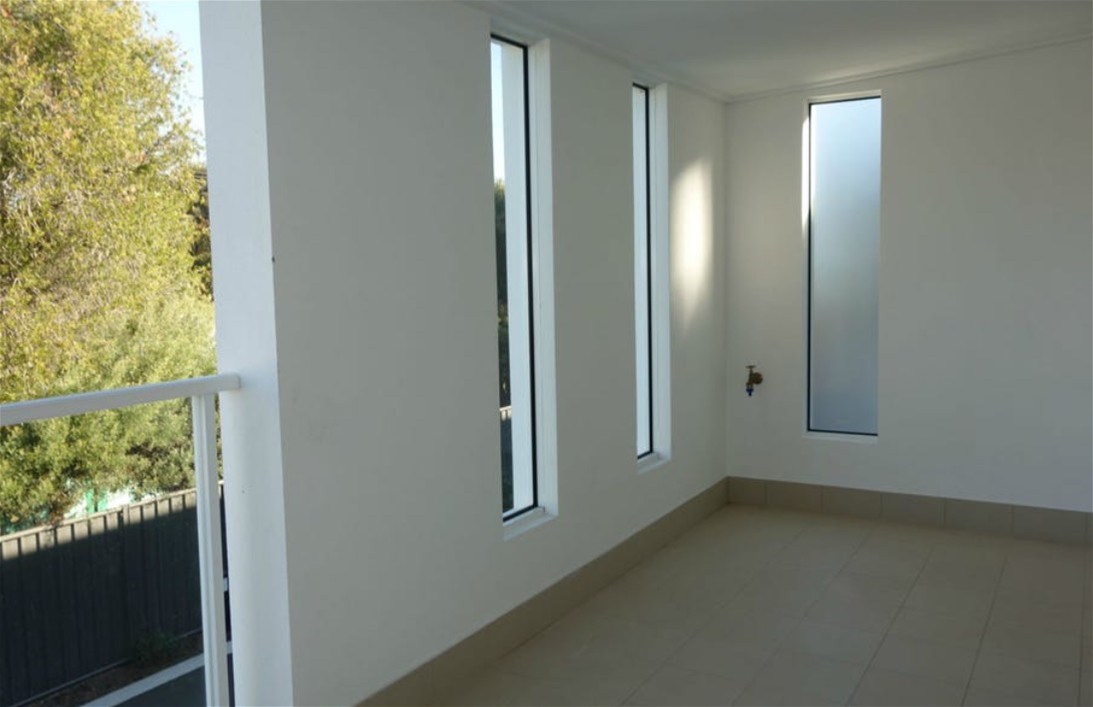 Convenient modern unit, close to 9