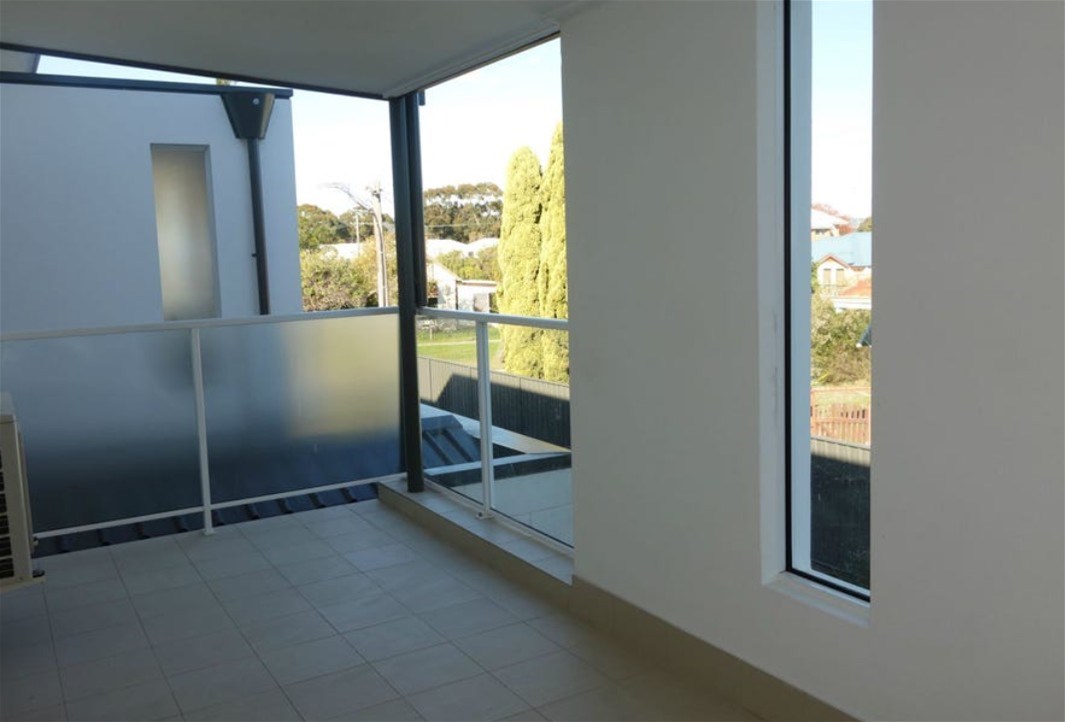 Convenient modern unit, close to 2