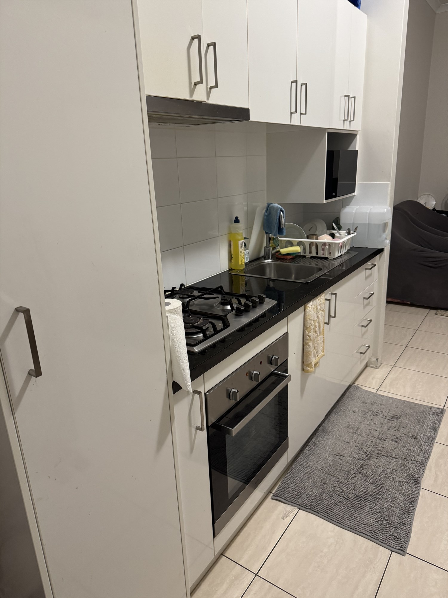 Convenient modern unit, close to 3