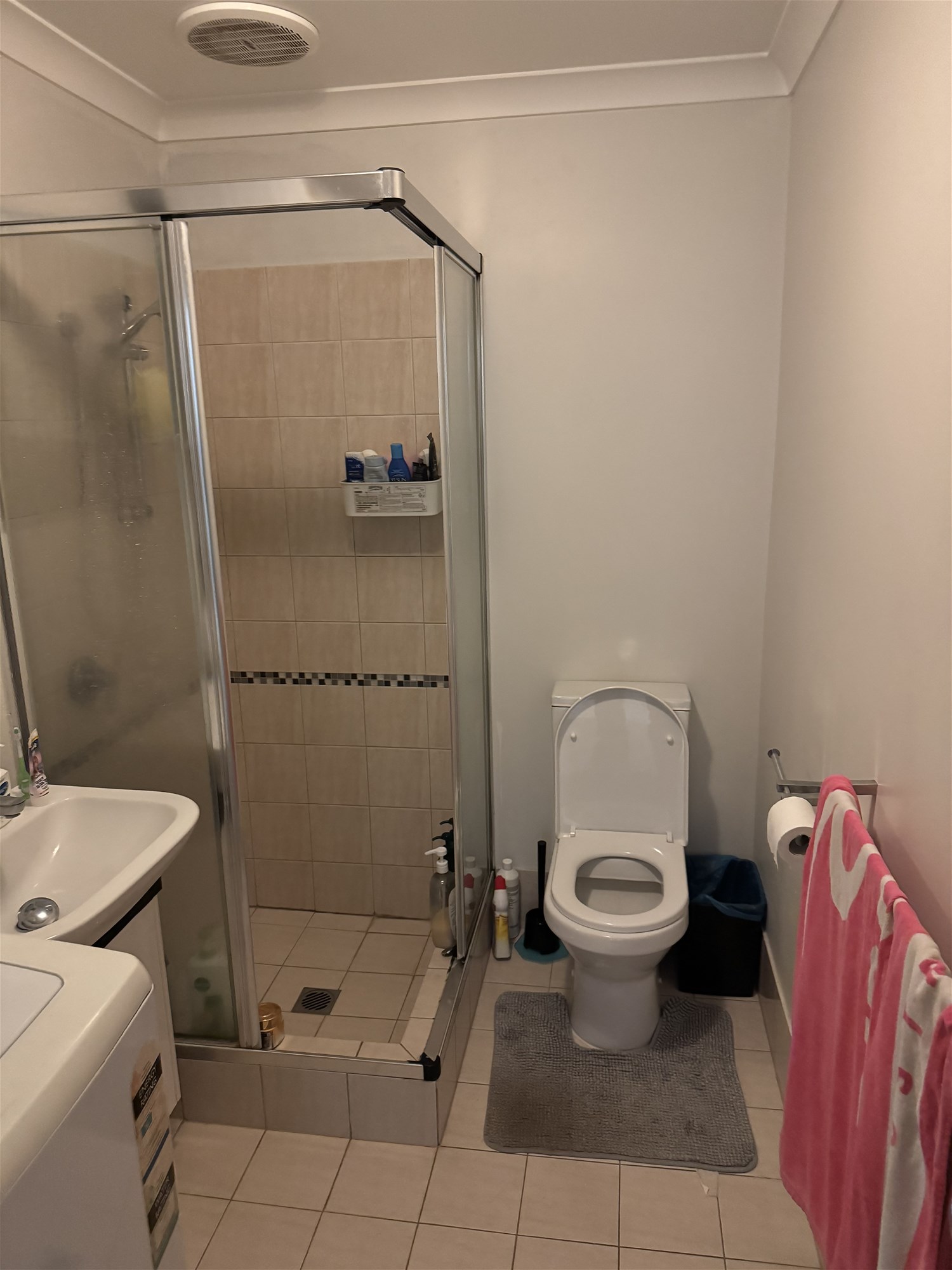 Convenient modern unit, close to 12