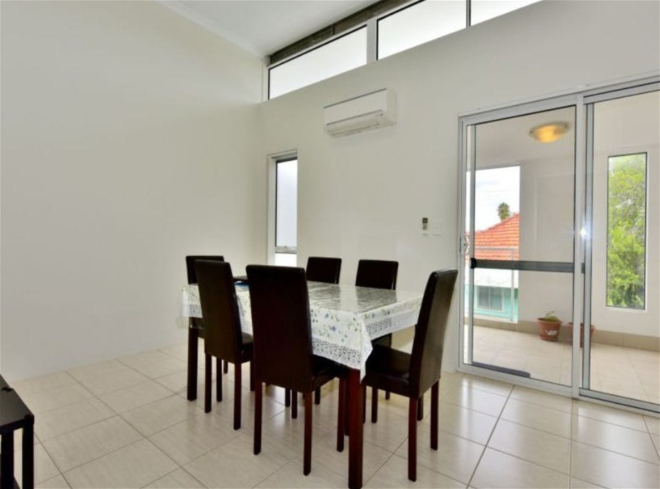 Convenient modern unit, close to 4