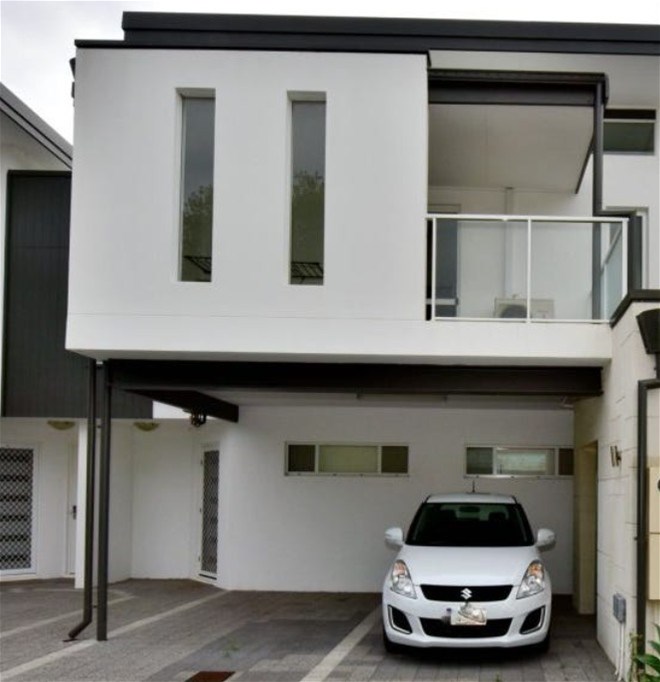 Convenient modern unit, close to 7