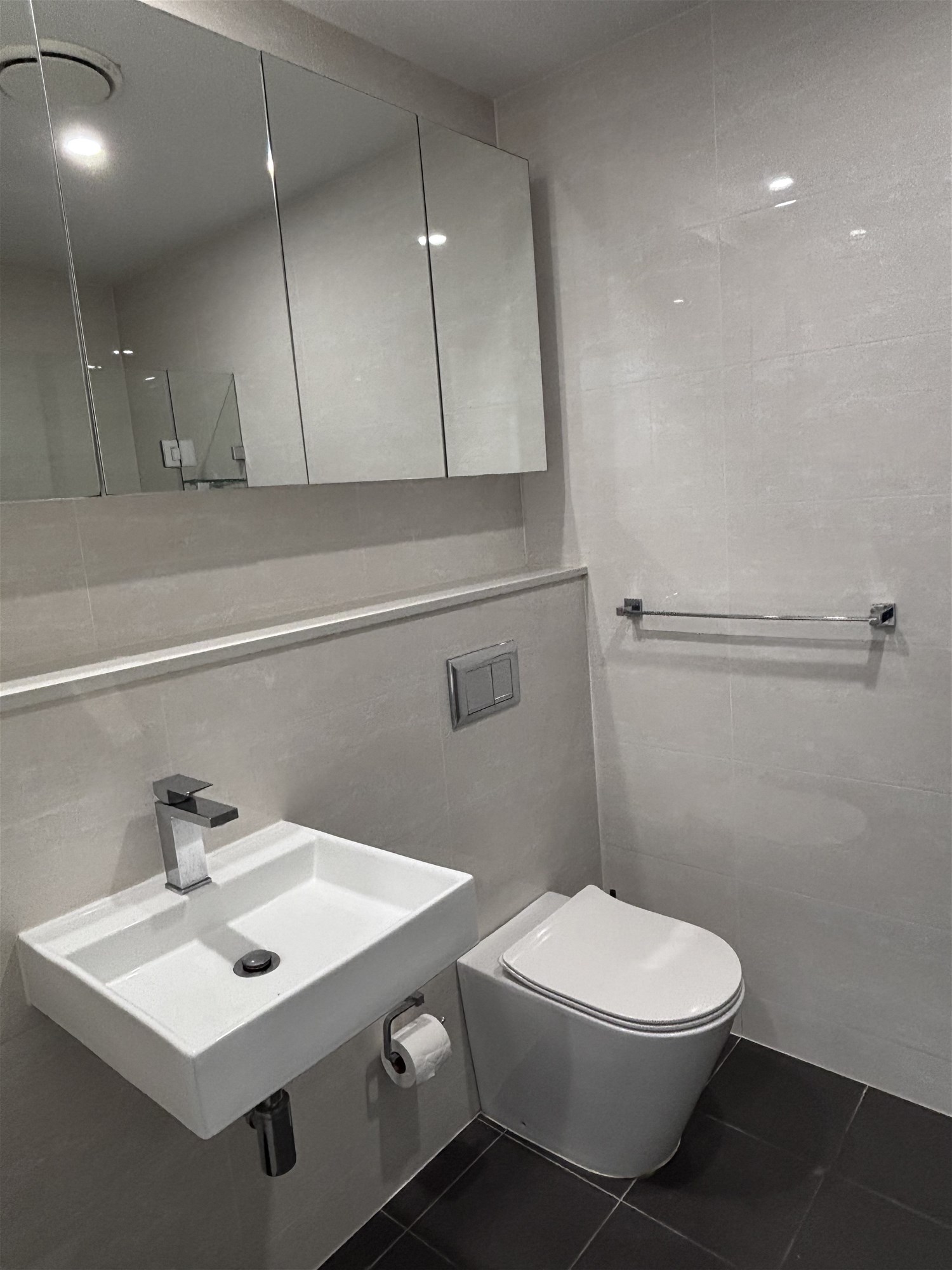 Modern 2-bedroom unit on quiet 5