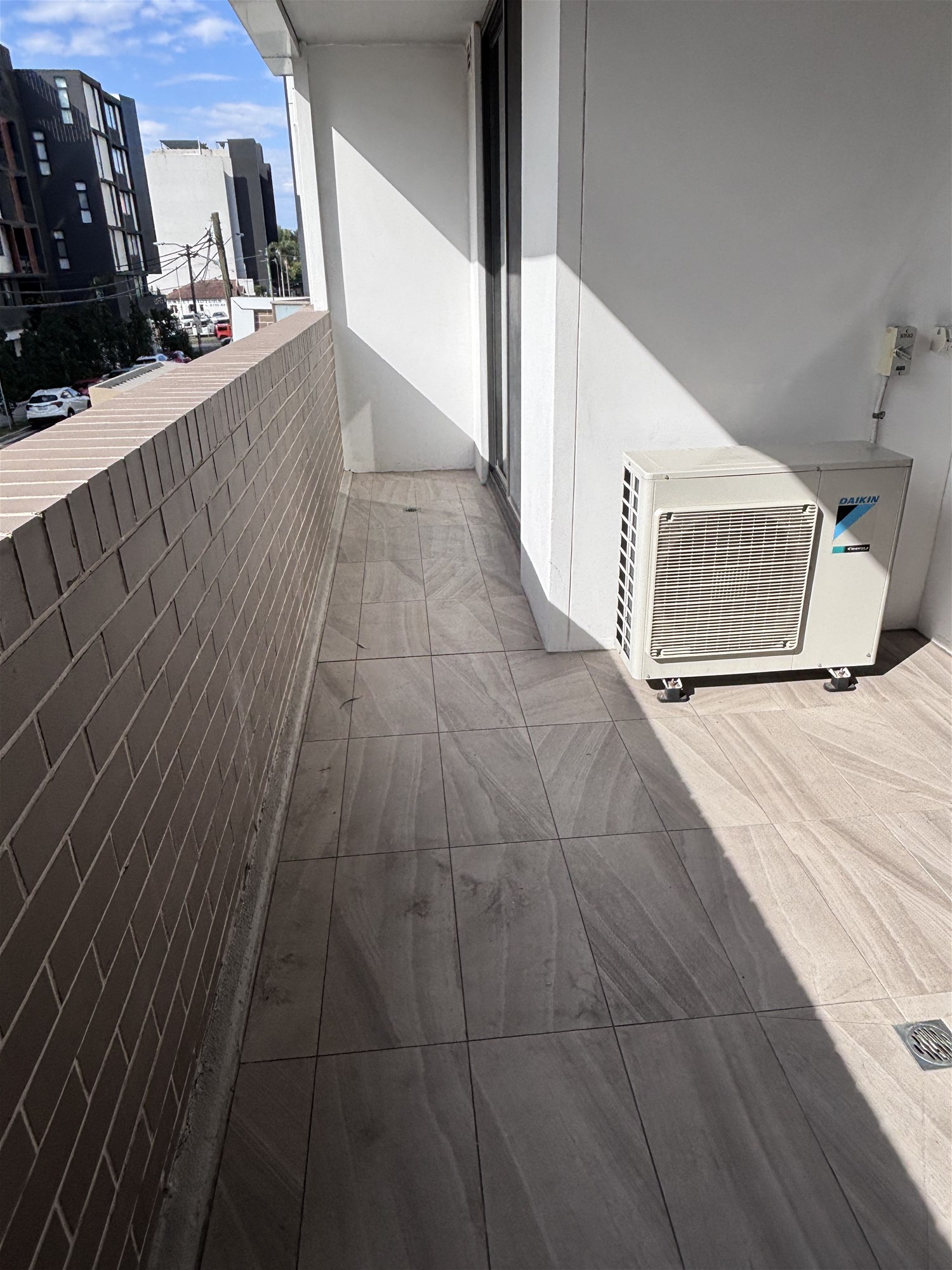Modern 2-bedroom unit on quiet 4