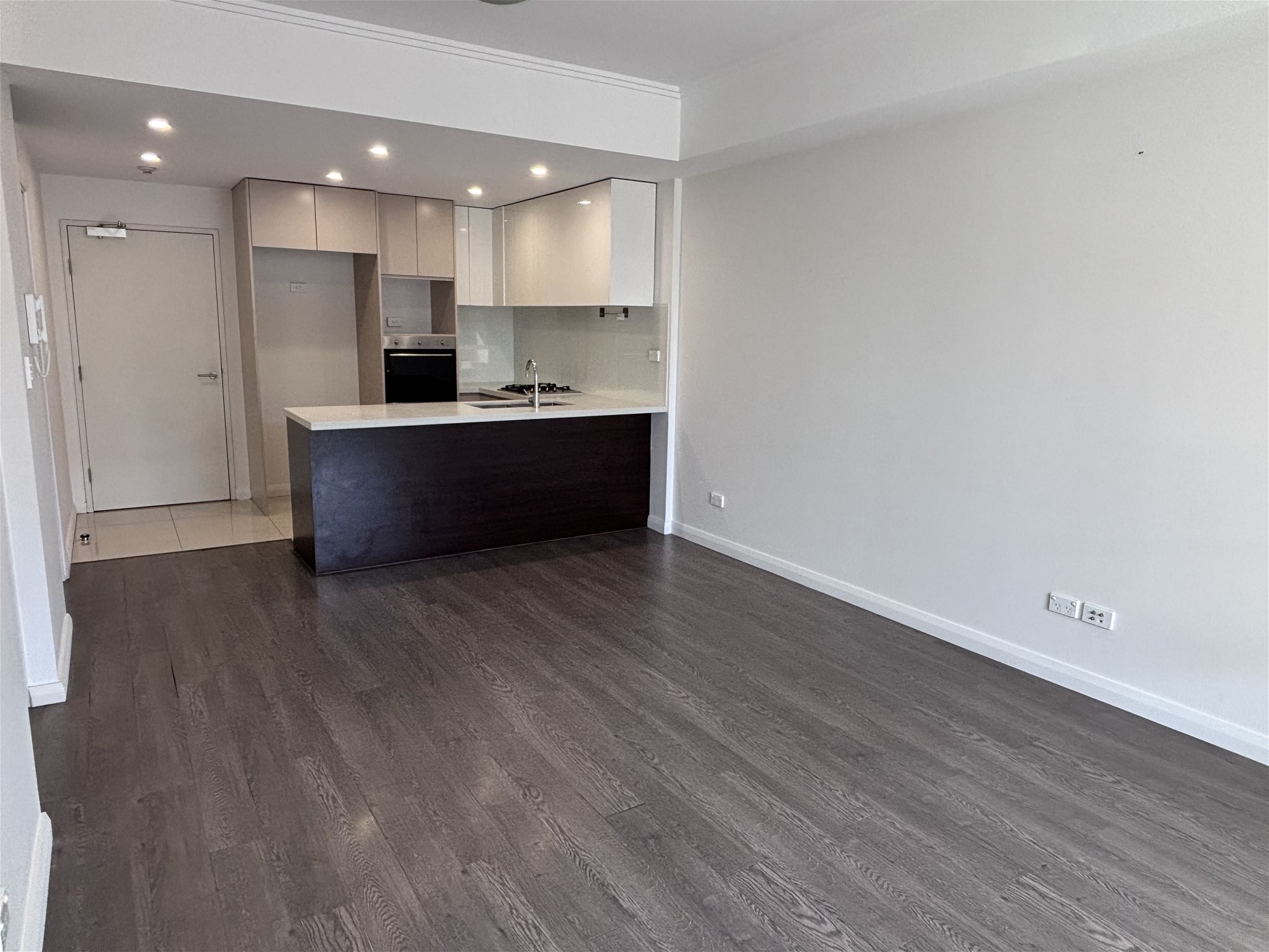 Modern 2-bedroom unit on quiet Homebush Street – Gas bill Included