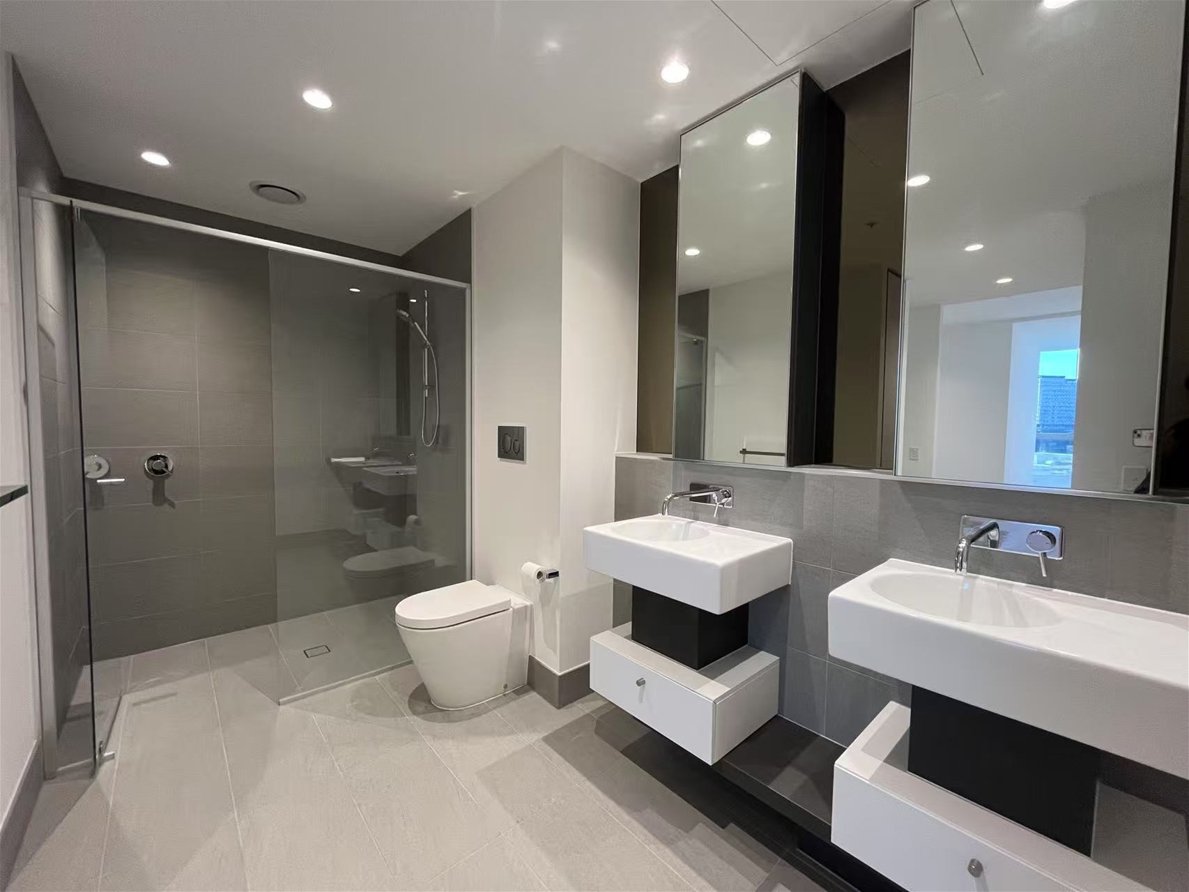 Spacious 2 Bedroom 2 Bathroom 6