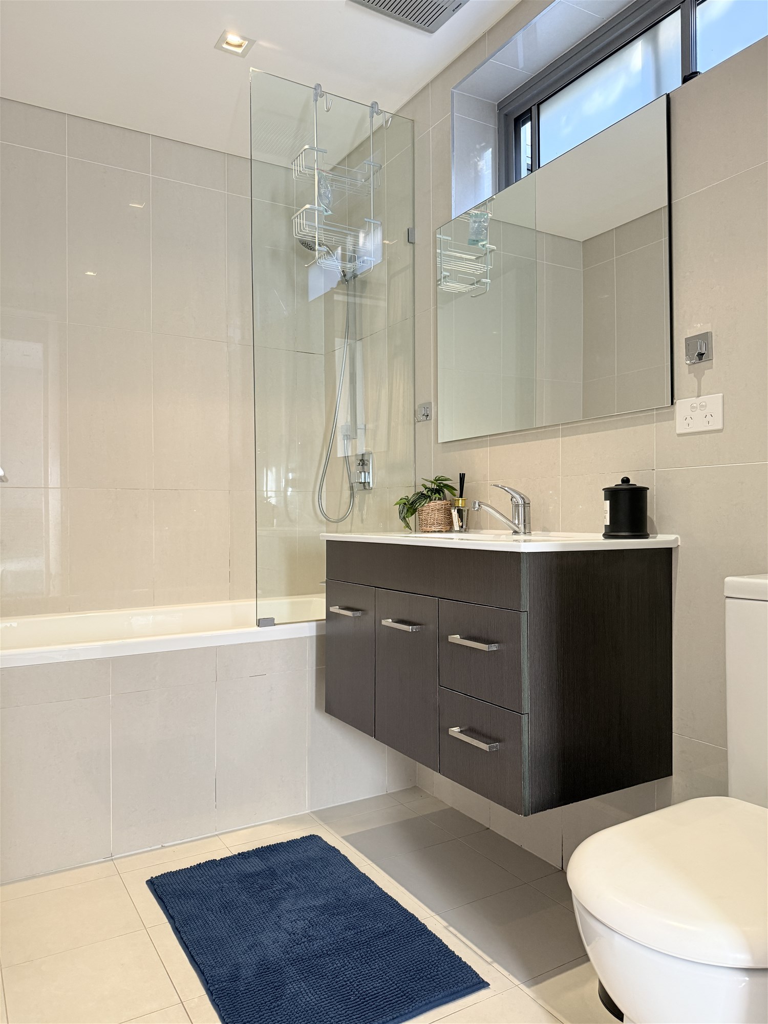 Furnished 3 Bedroom Apartment 200m 21