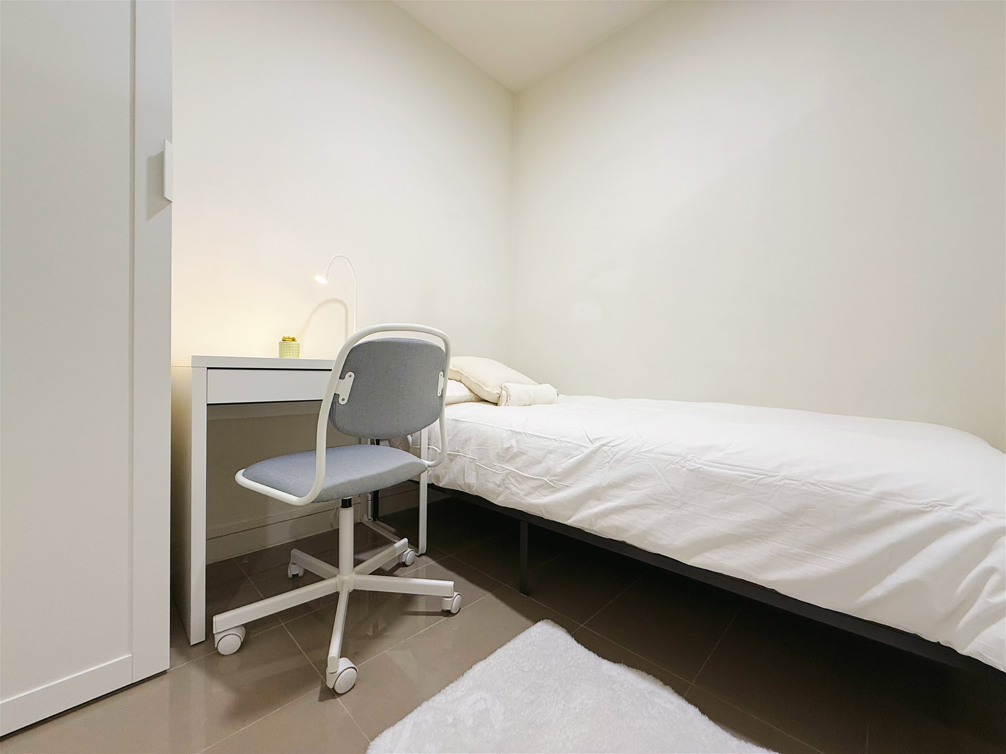 Fantastic Fully Furnished 3 Bedroom 6