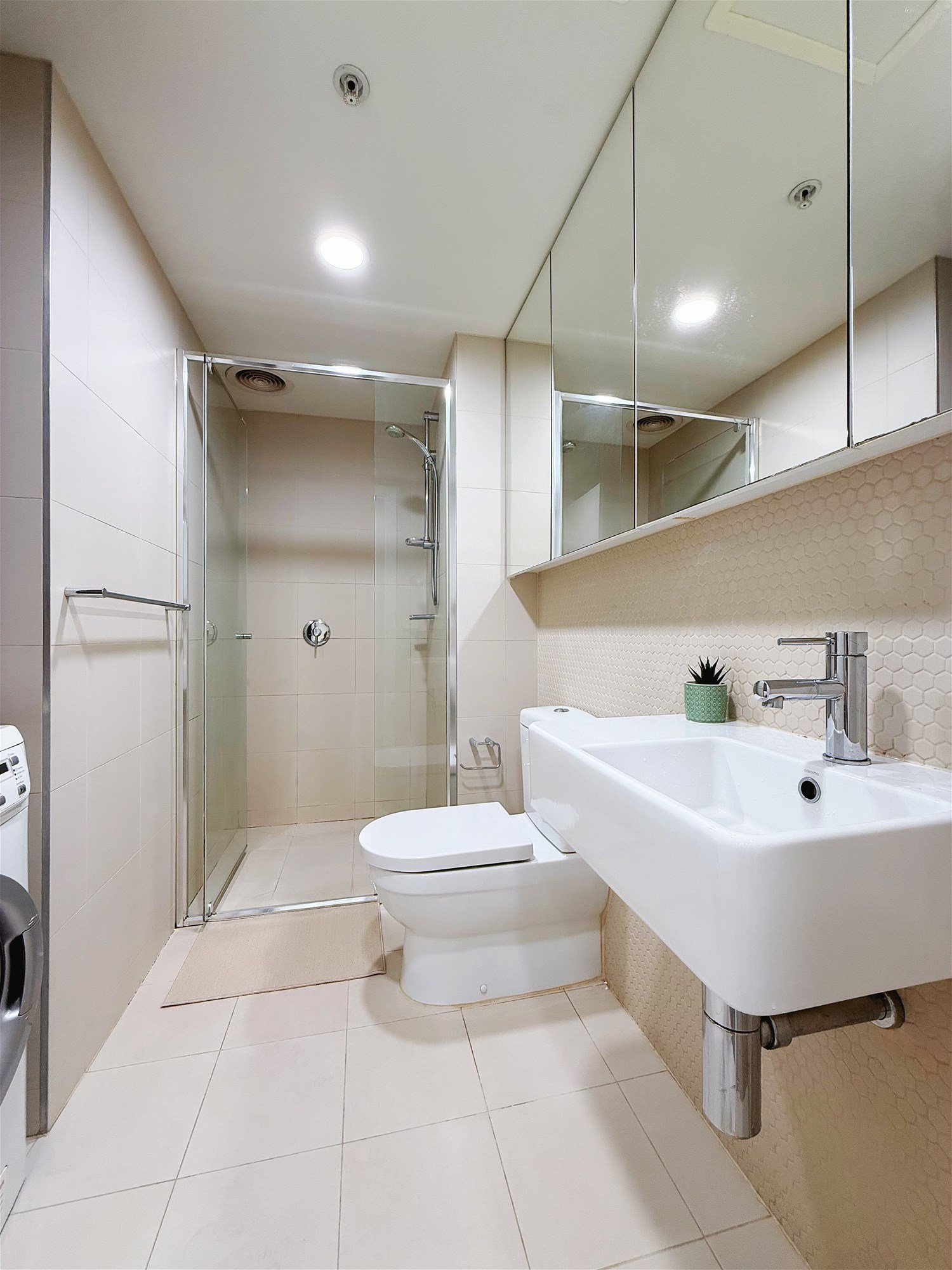 Fantastic Fully Furnished 3 Bedroom 7