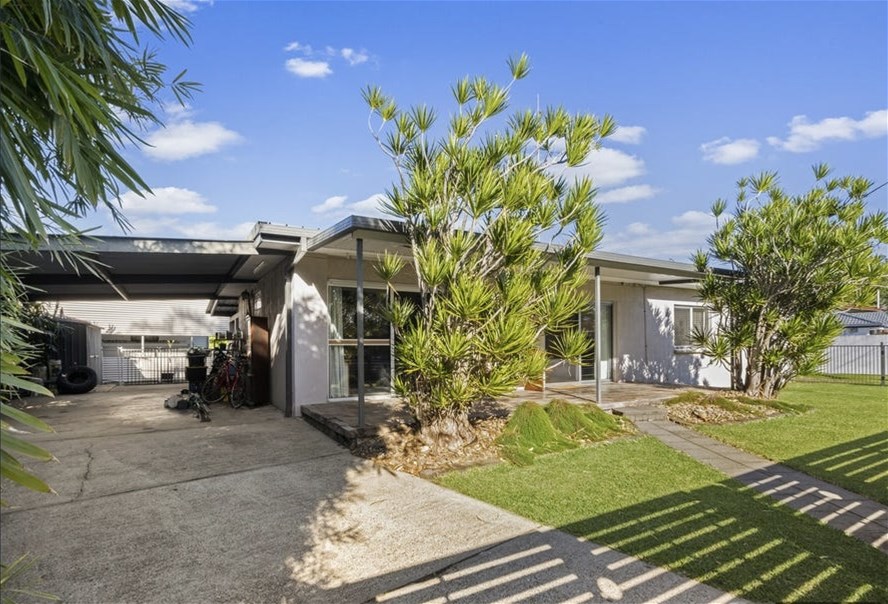 Rare Large Block Living in 2