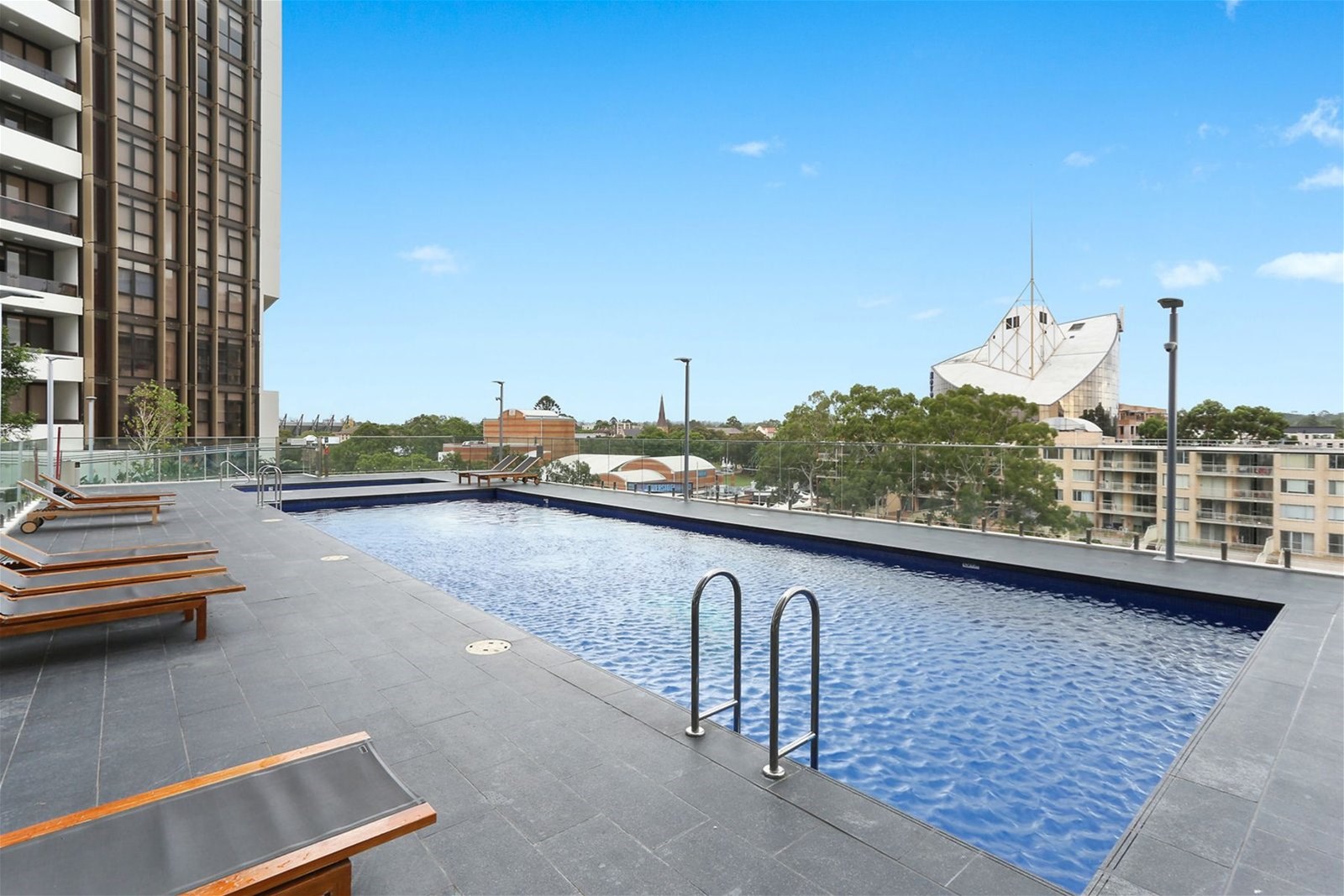 Furnished Luxury 2 Bed + 20