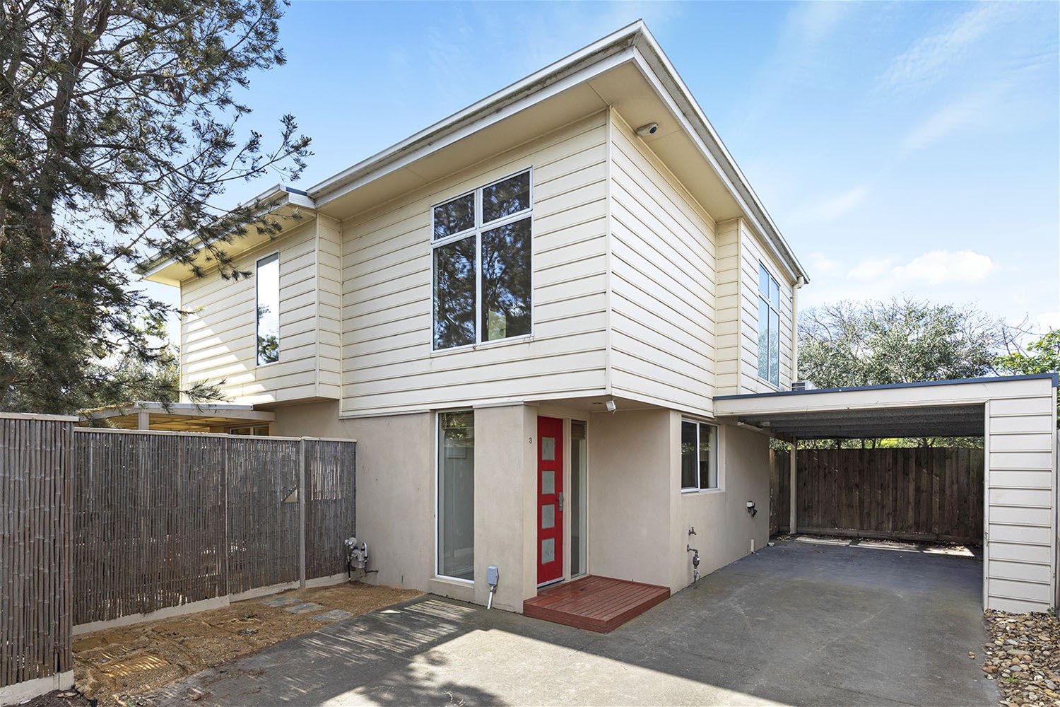 Modern, renovated 3 bedroom Townhouse close to beach!