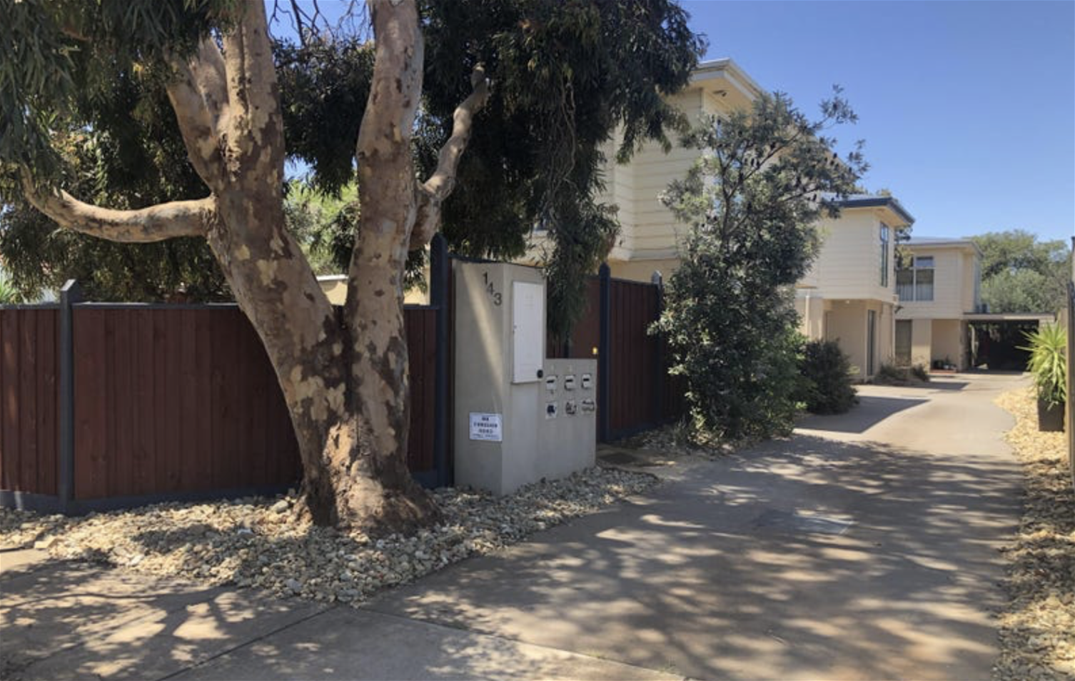 Modern, renovated 3 bedroom Townhouse 9