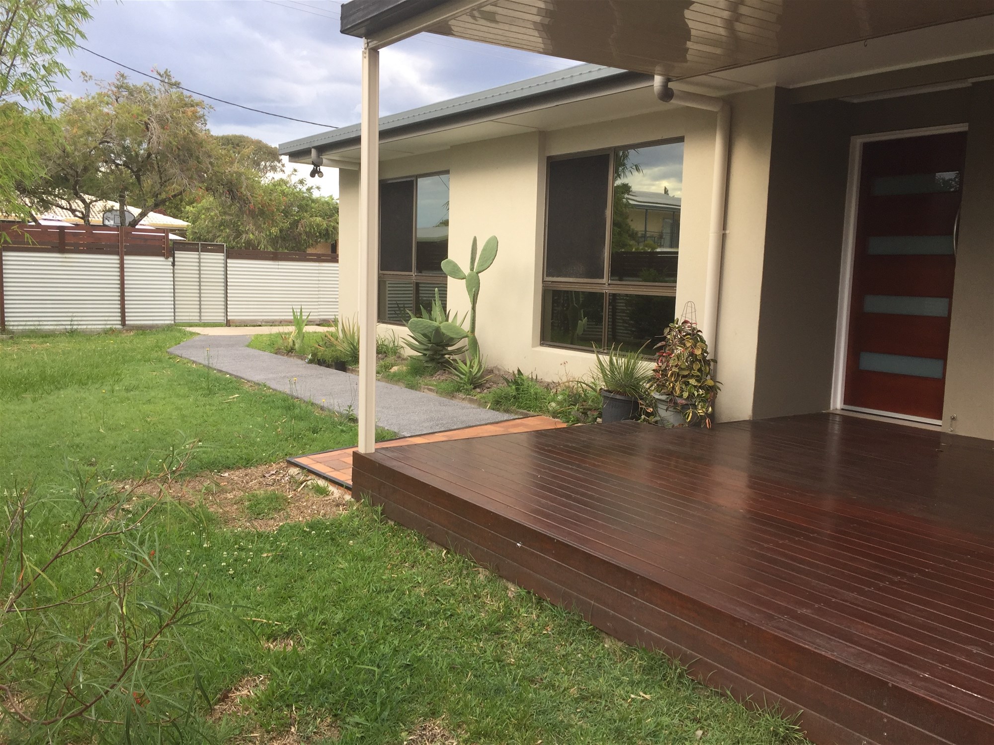 Beachside house walking distance to beach bus stop school shops, photo 2