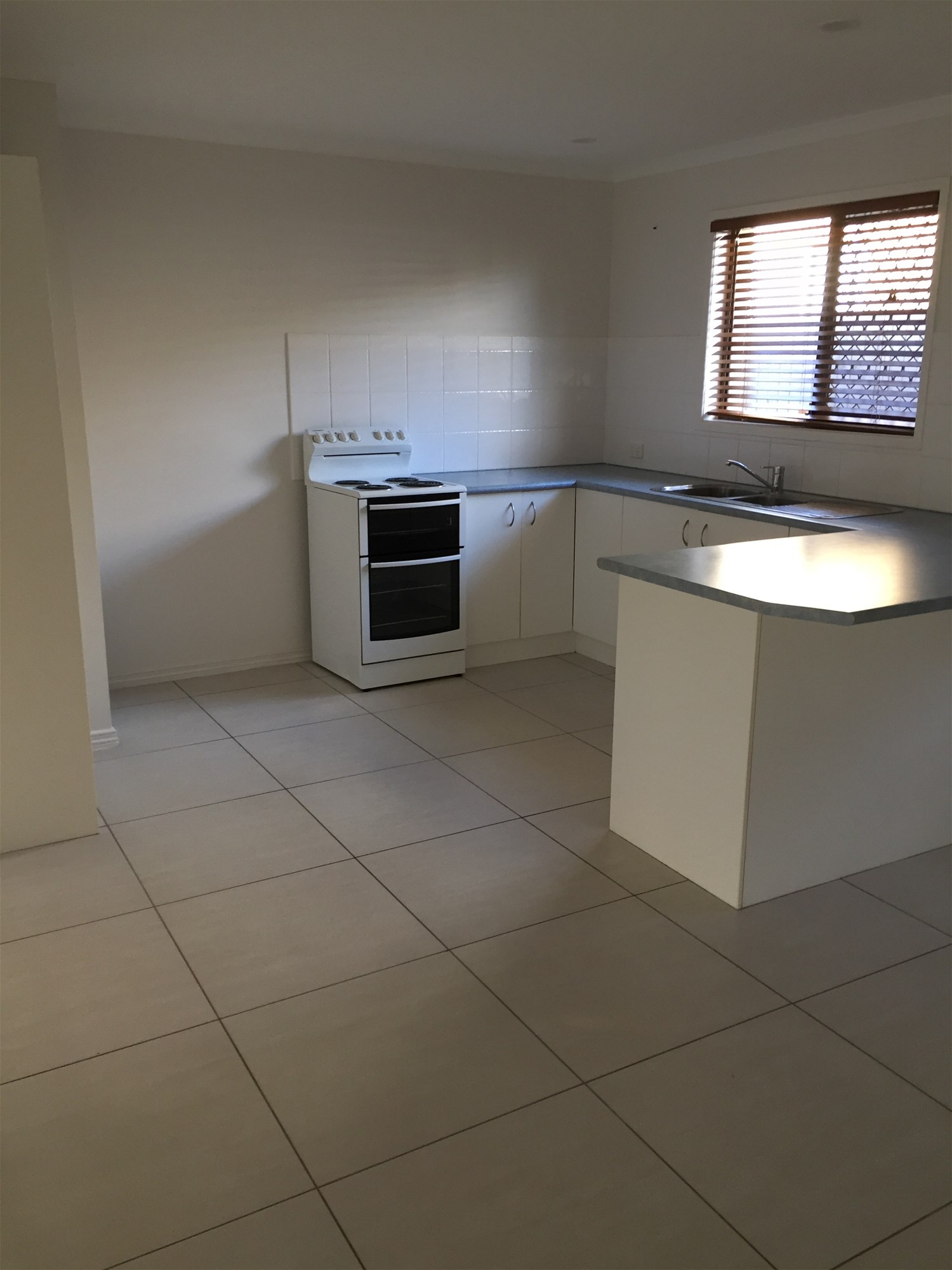 Beachside house walking distance to beach bus stop school shops, photo 8