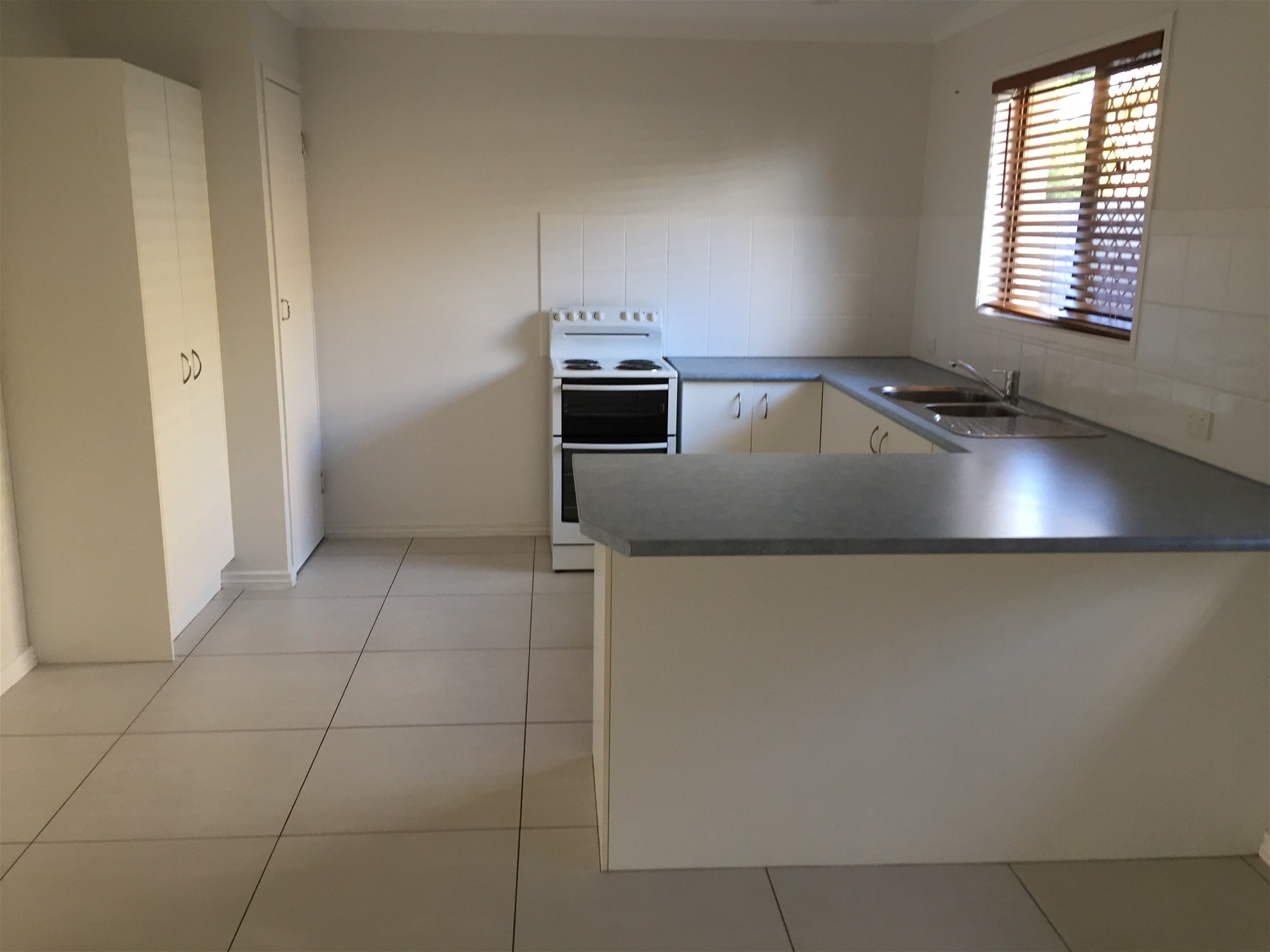 Beachside house walking distance to beach bus stop school shops, photo 12