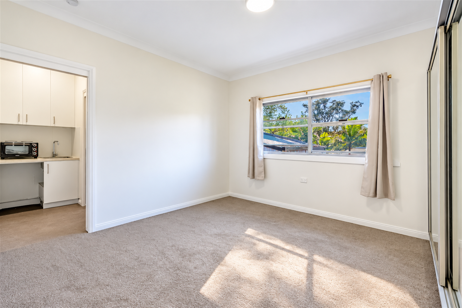 Bright One Bedroom Flat – Prime Morisset Location, photo 2