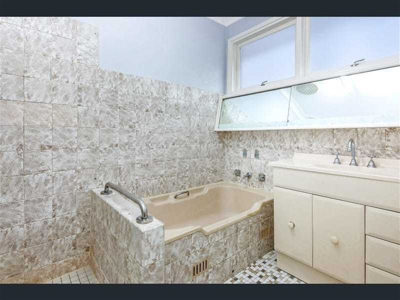 Spacious Family Living with Fresh Updates & a Separate Multipurpose Room, photo 5