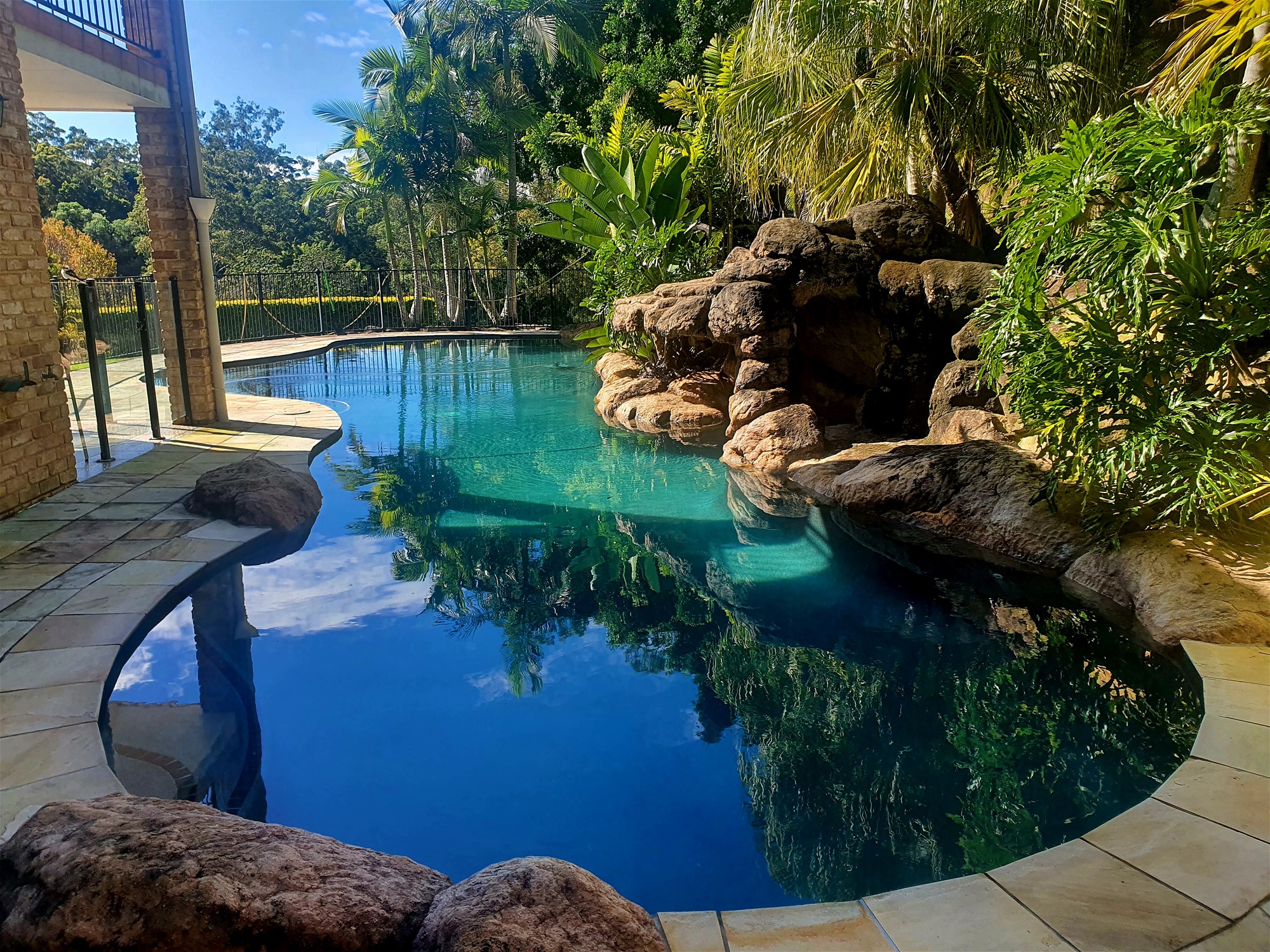 LUXURIOUS LARGE HOME ON 10 9
