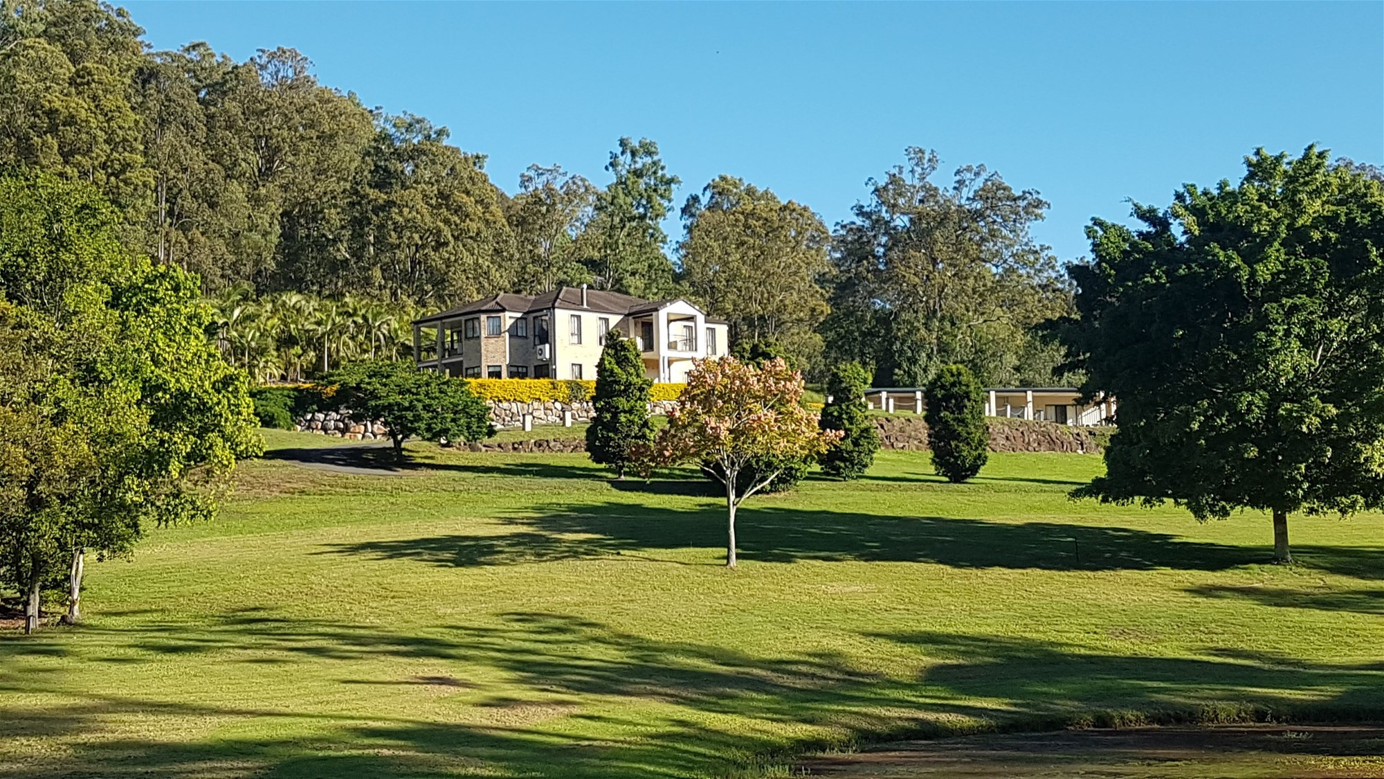 LUXURIOUS LARGE HOME ON 10 7