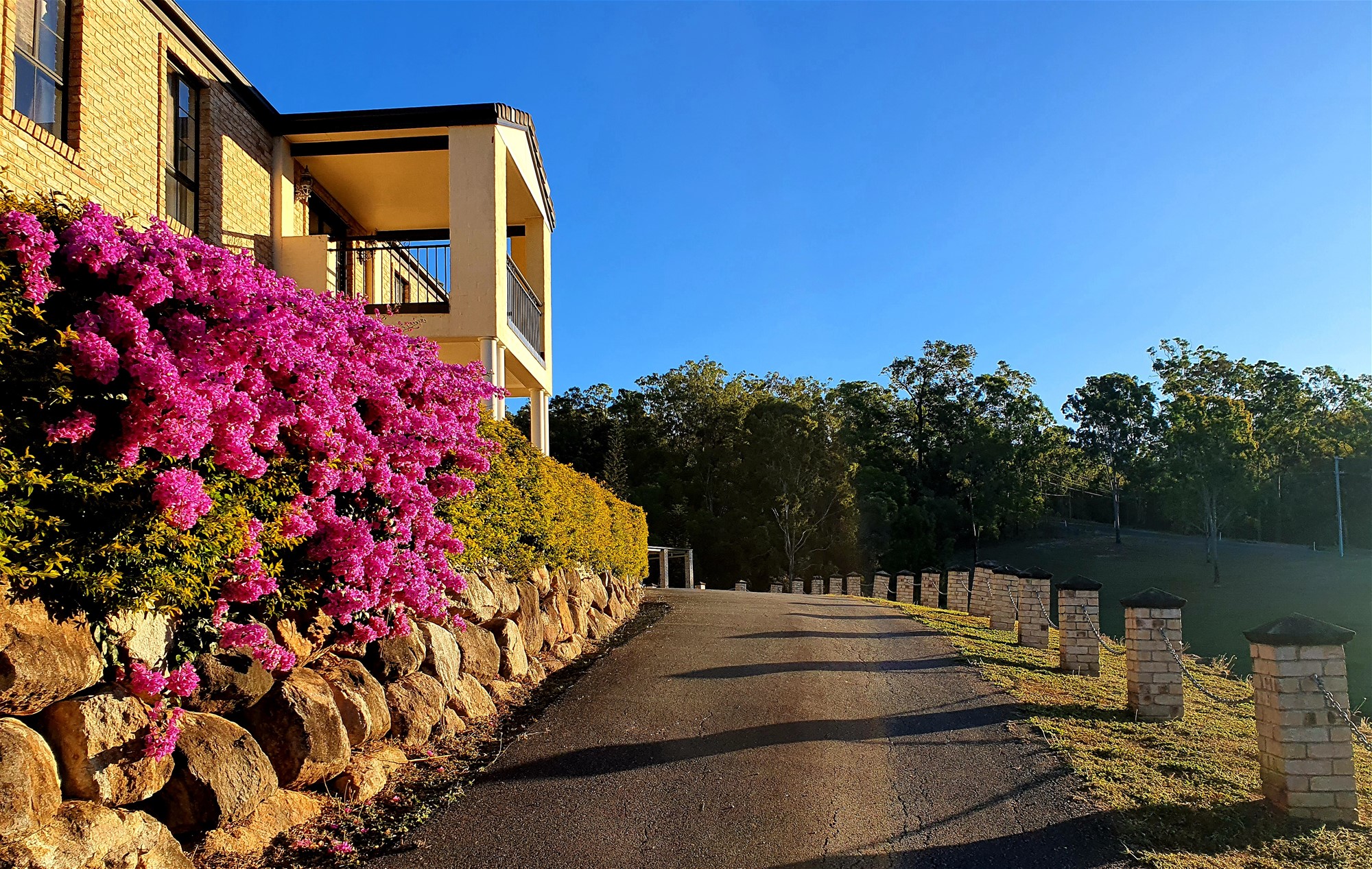 LUXURIOUS LARGE HOME ON 10 6