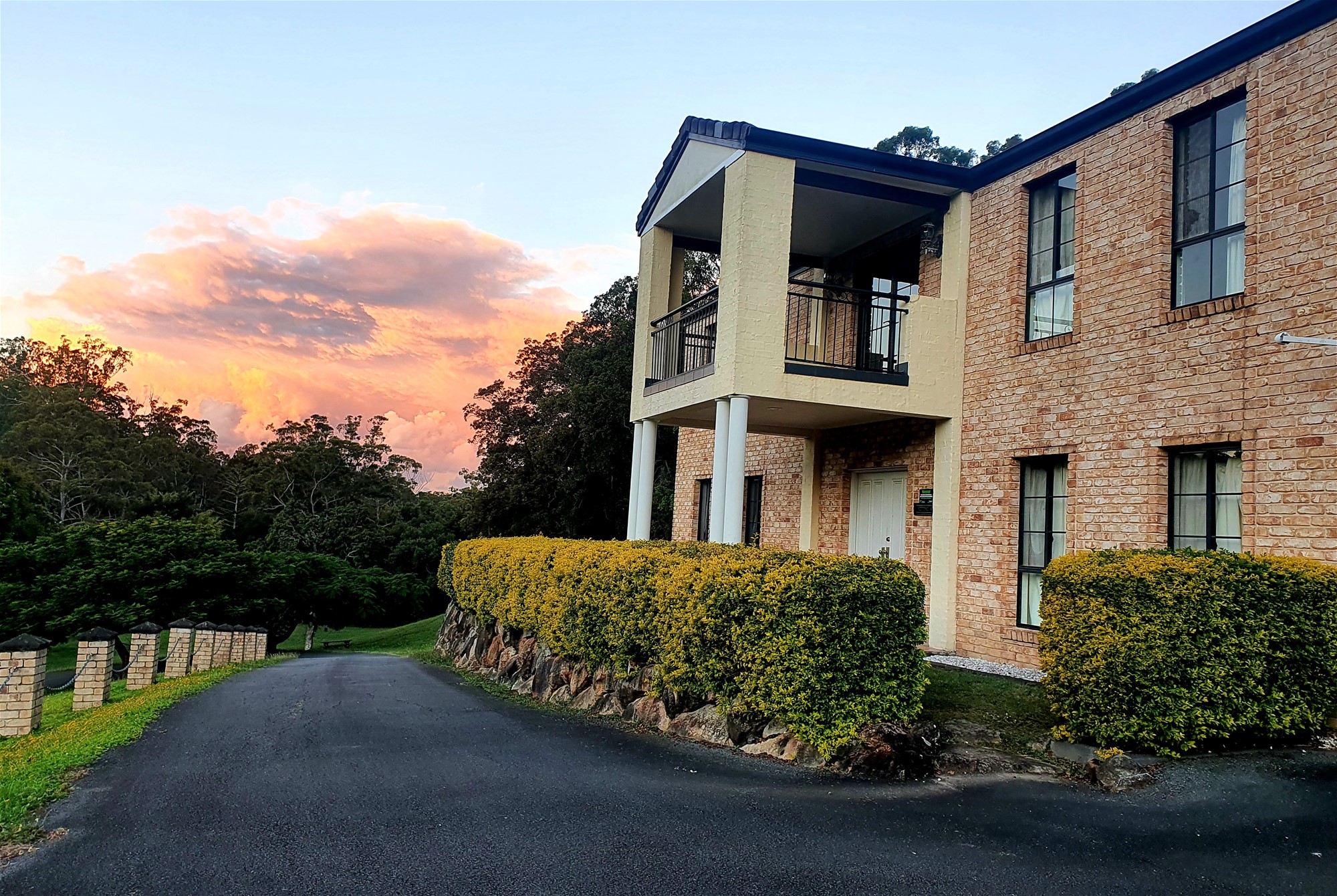 LUXURIOUS LARGE HOME ON 10 12