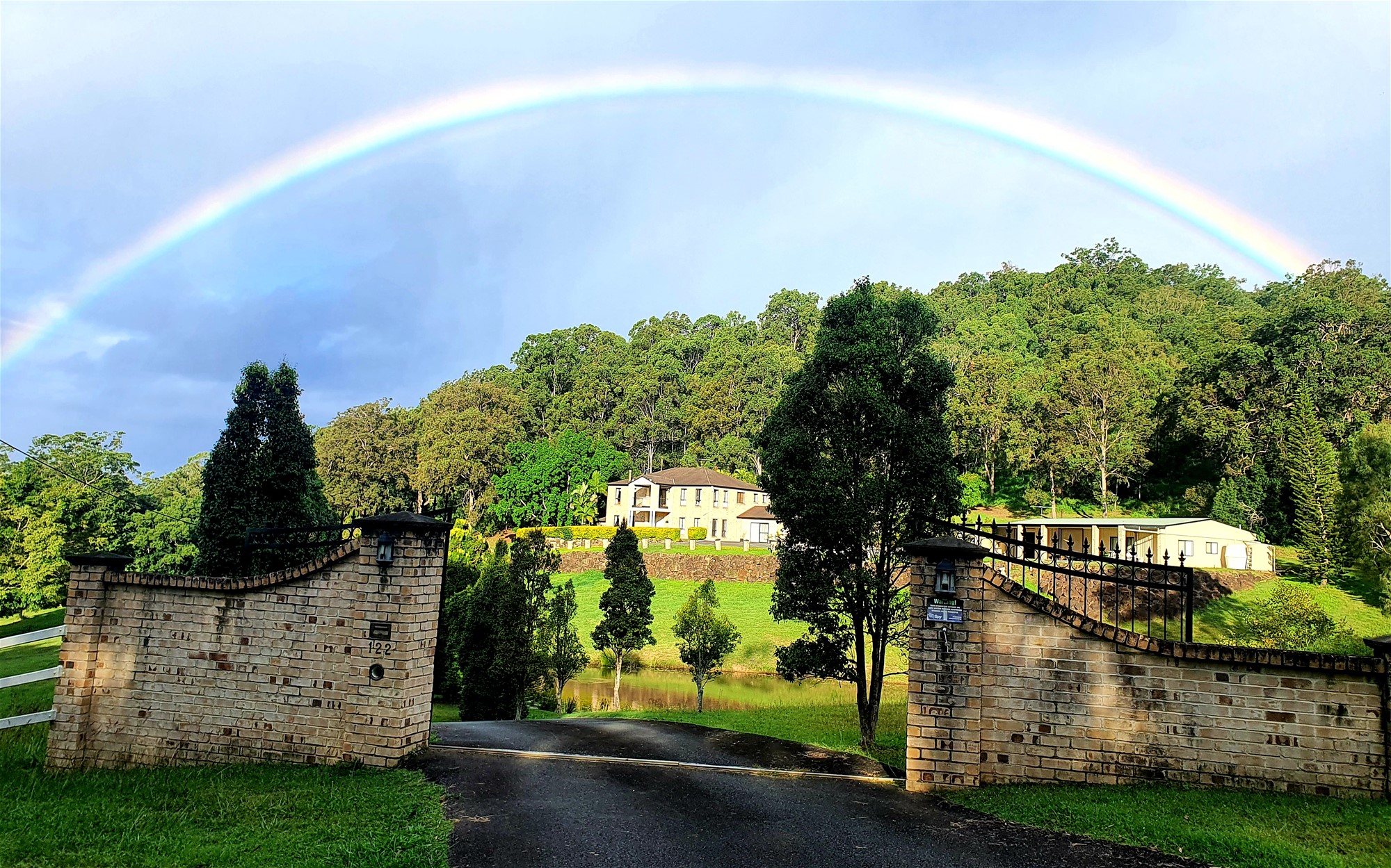 LUXURIOUS LARGE HOME ON 10 ACRES IN THE PRISTINE AREA OF WILLOW VALE  GOLD COAST  , SURROUNDED BY MANICURED GROUNDS AND ABUNDANT WILDLIFE