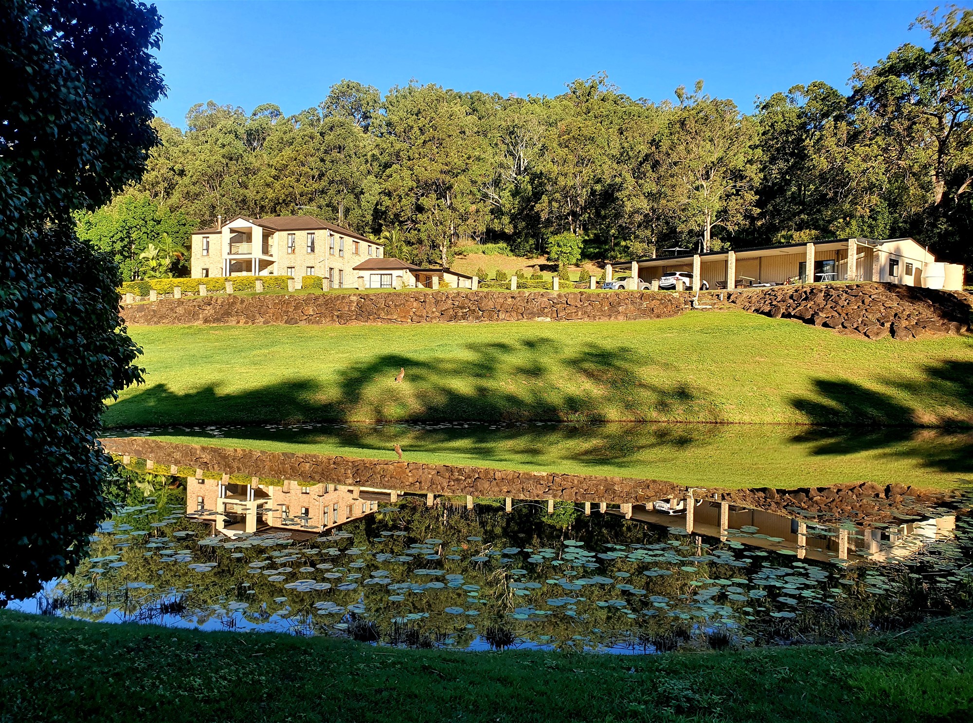 LUXURIOUS LARGE HOME ON 10 21