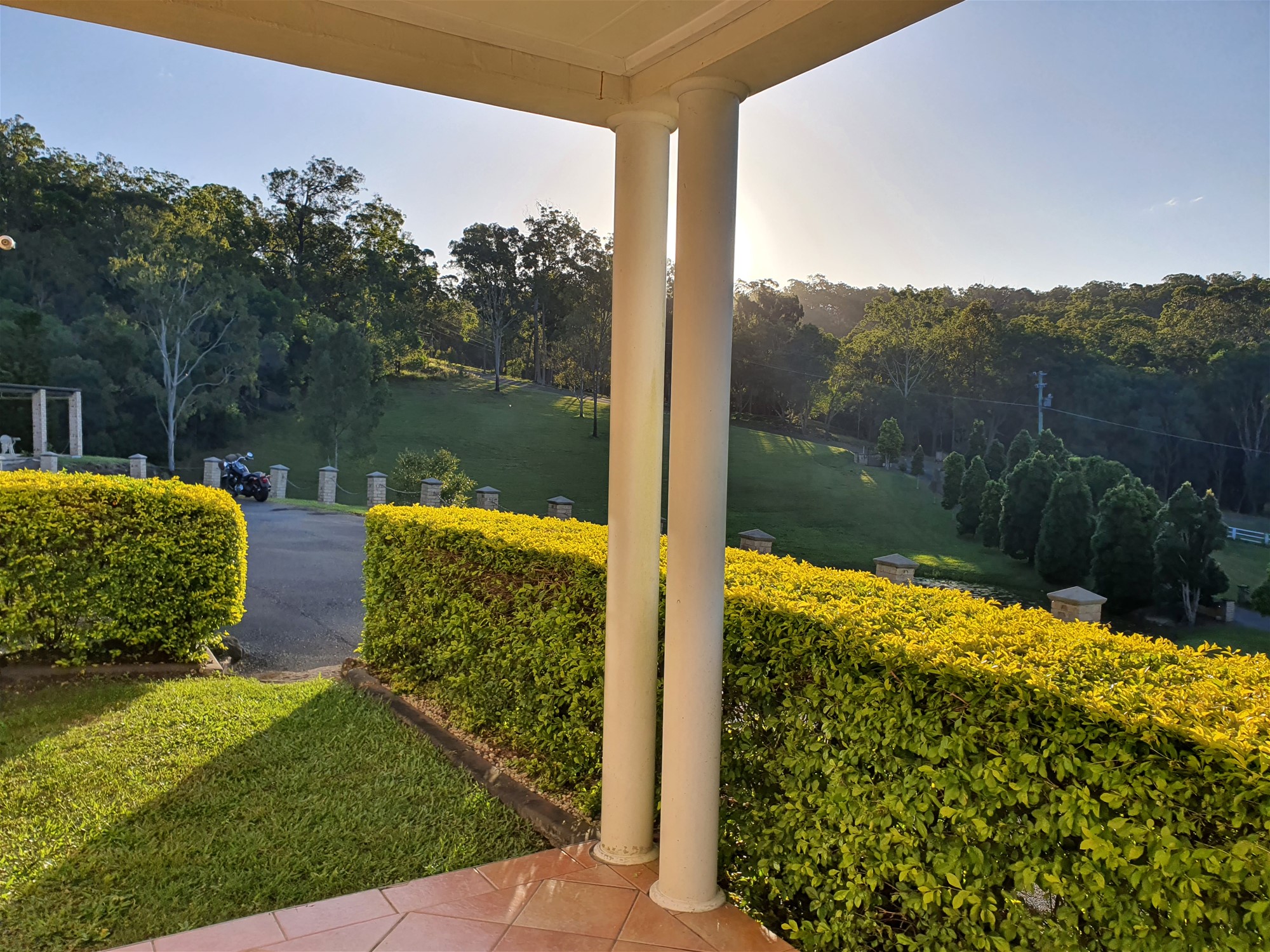 LUXURIOUS LARGE HOME ON 10 24