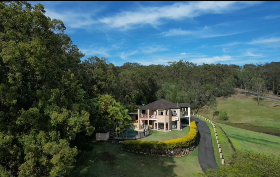 LUXURIOUS LARGE HOME ON 10 26