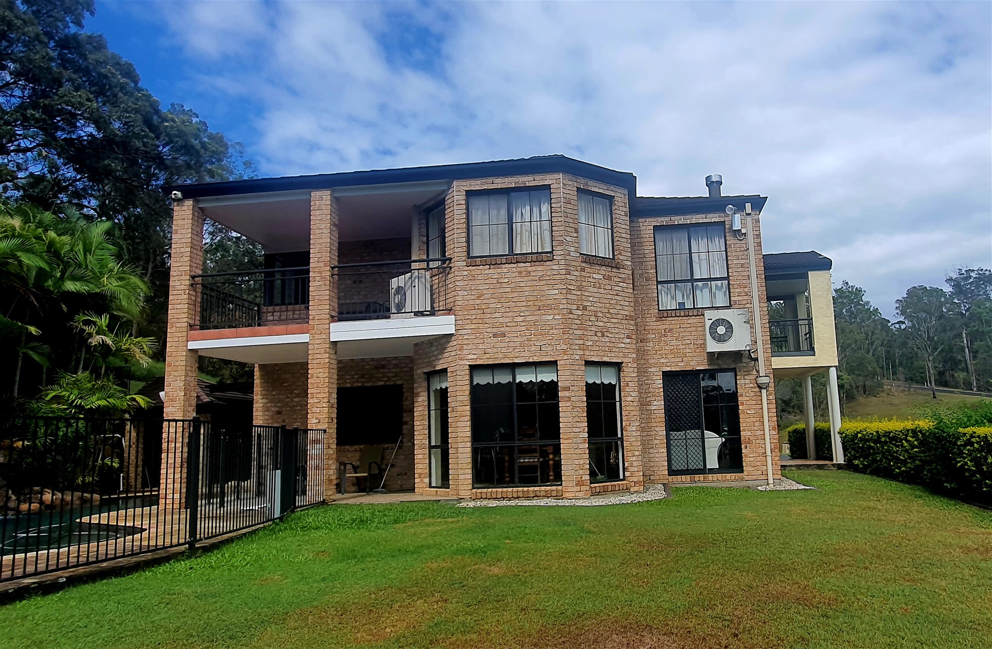 LUXURIOUS LARGE HOME ON 10 27