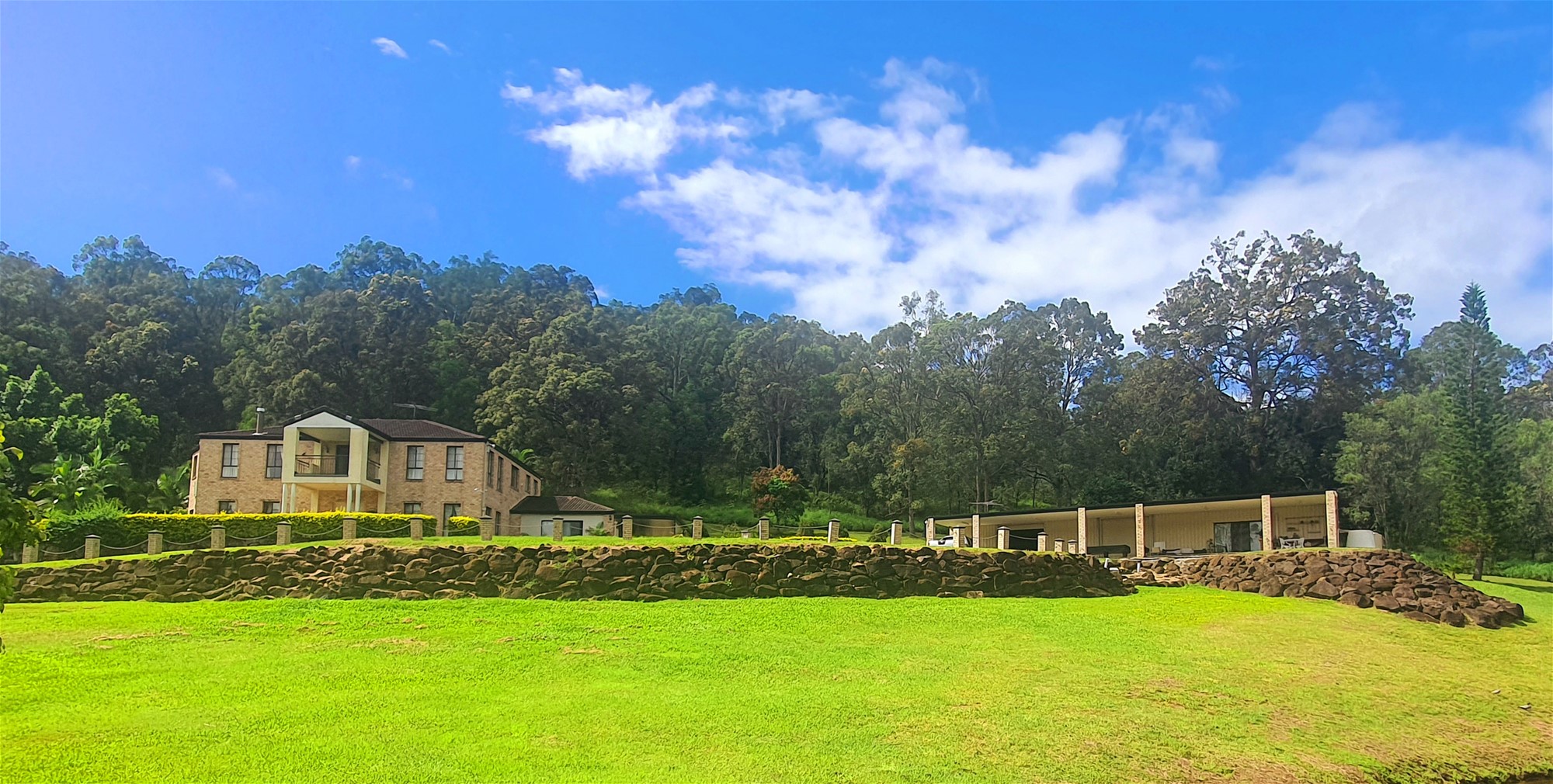 LUXURIOUS LARGE HOME ON 10 28