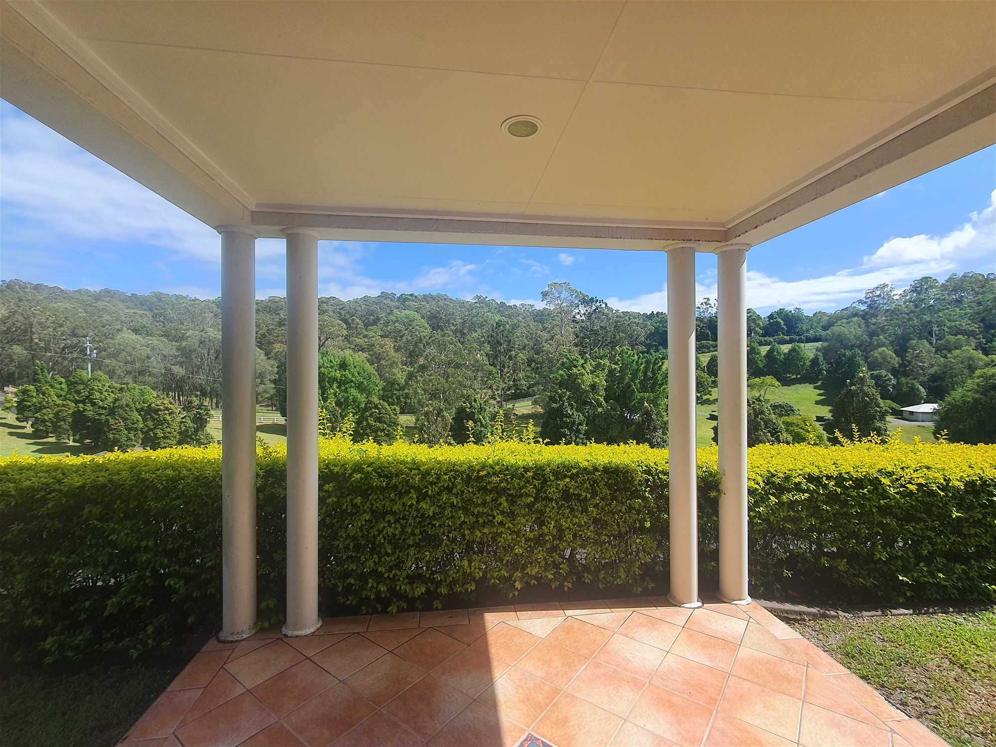 LUXURIOUS LARGE HOME ON 10 29
