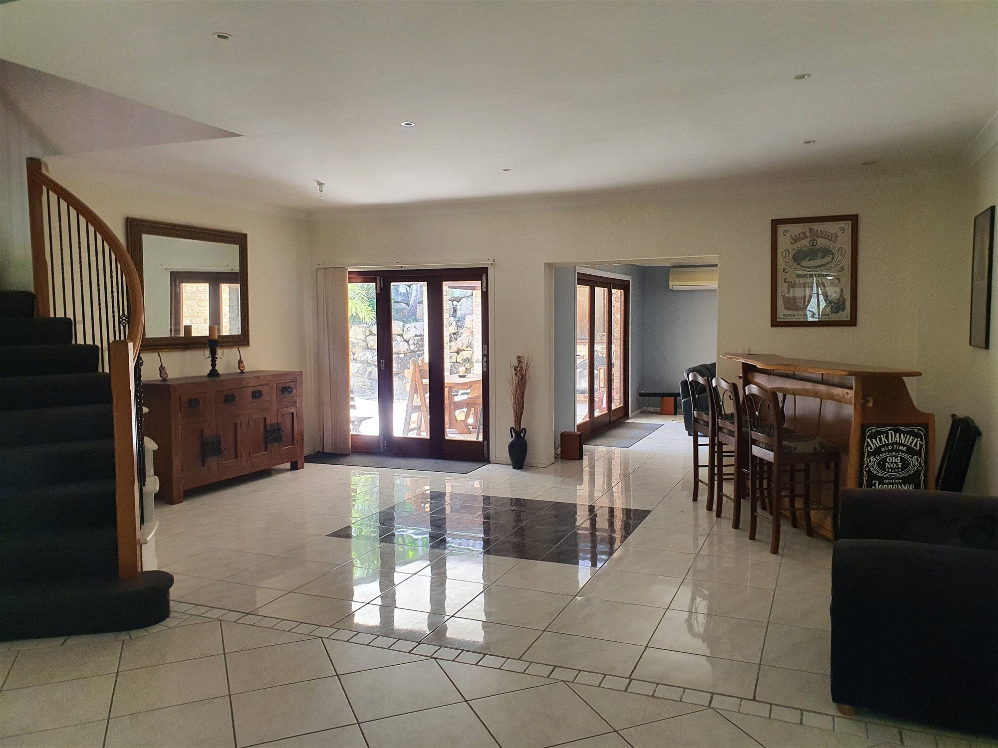LUXURIOUS LARGE HOME ON 10 31