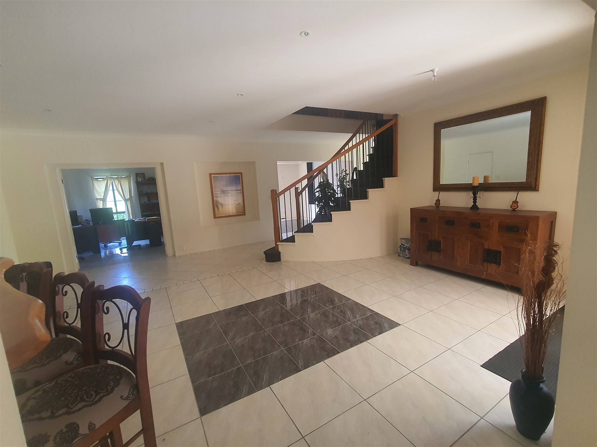 LUXURIOUS LARGE HOME ON 10 32