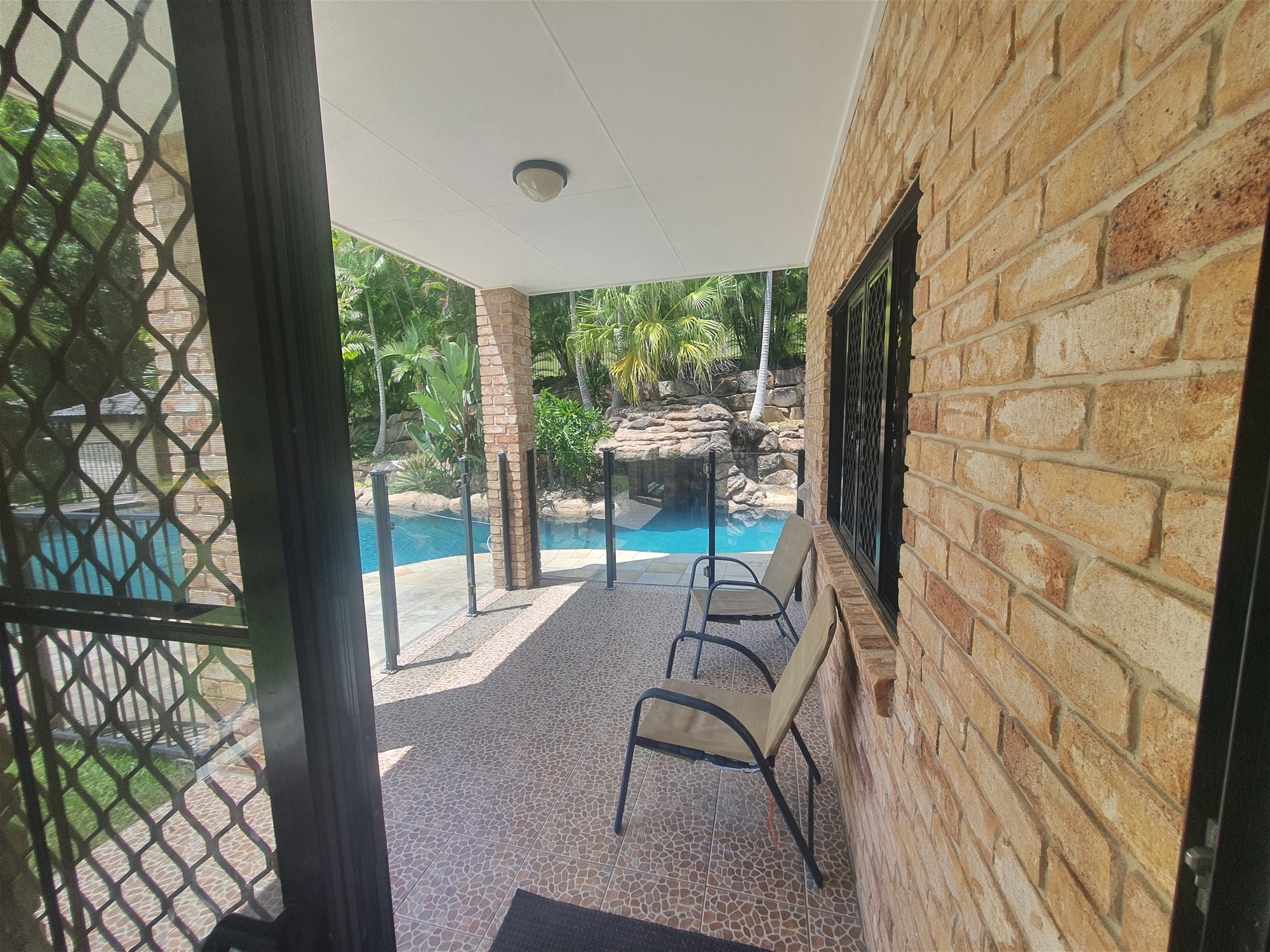 LUXURIOUS LARGE HOME ON 10 33