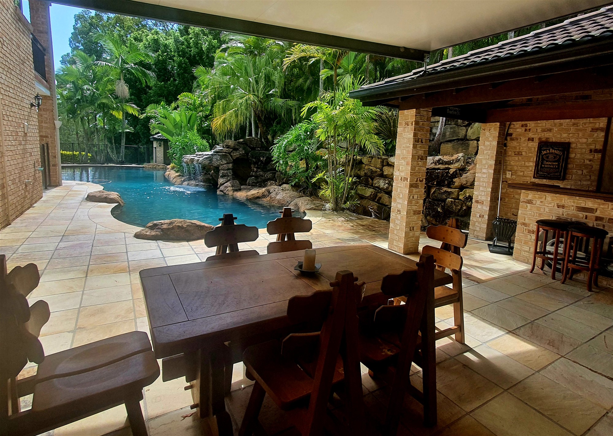 LUXURIOUS LARGE HOME ON 10 35