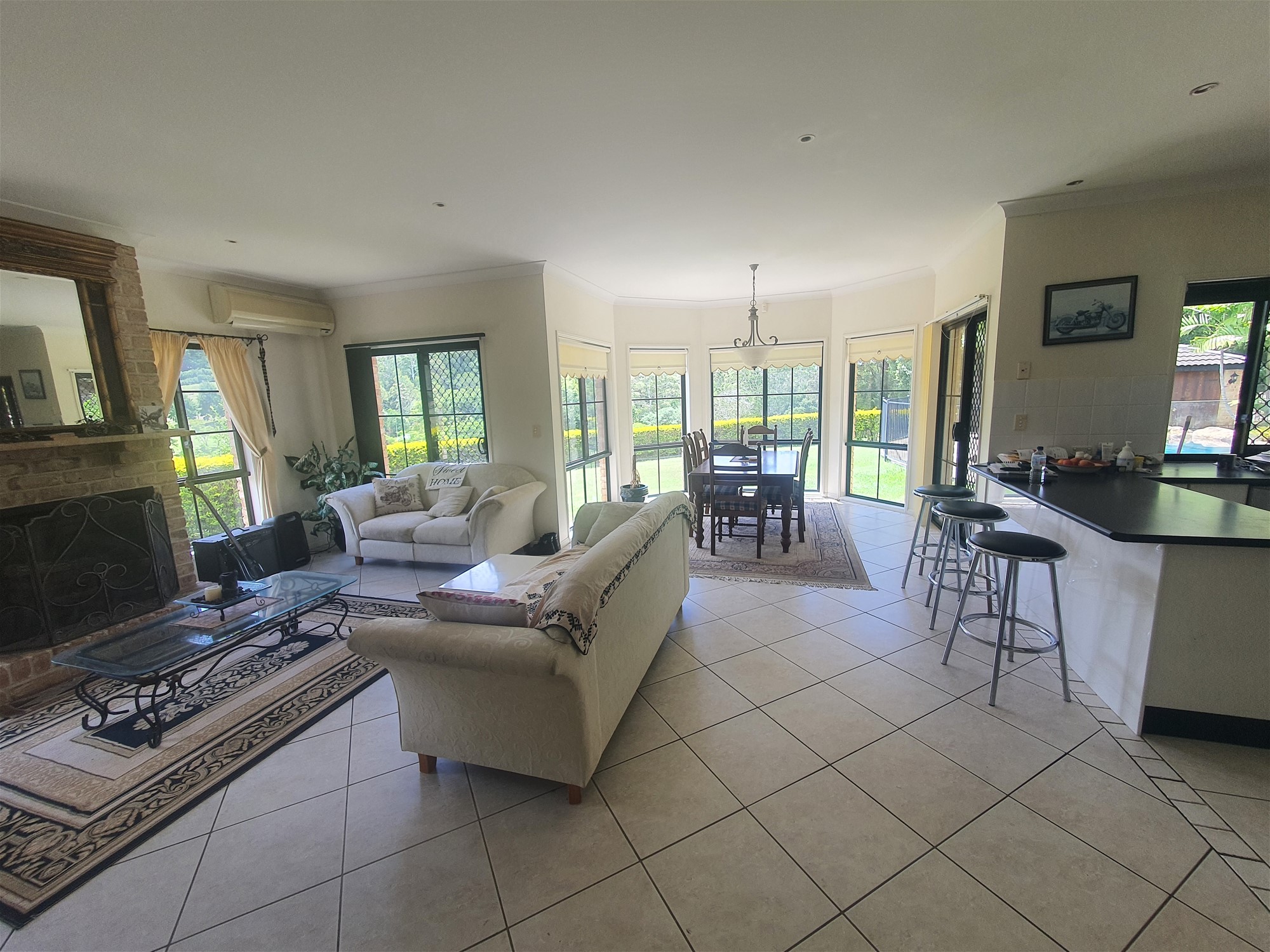 LUXURIOUS LARGE HOME ON 10 36