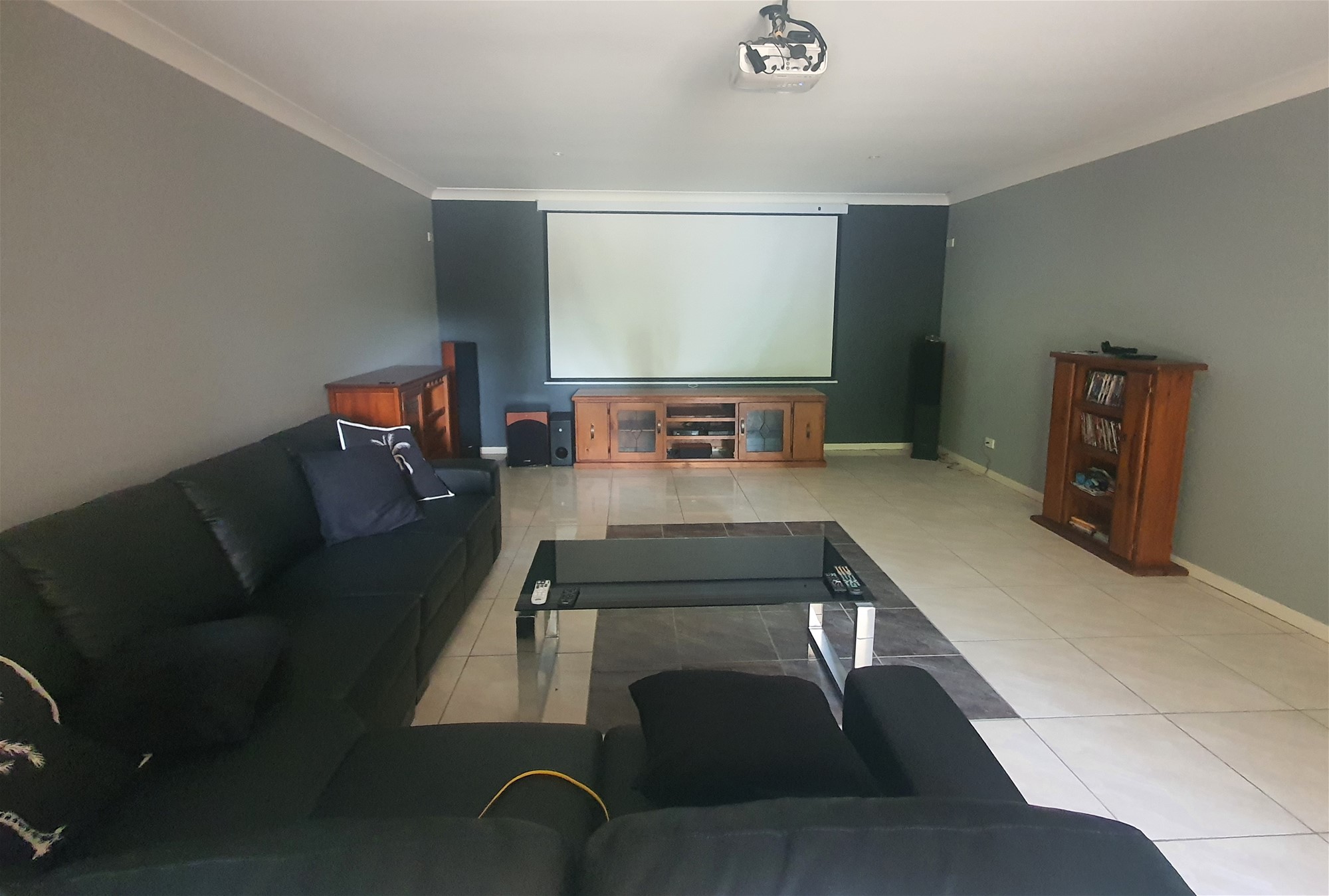 LUXURIOUS LARGE HOME ON 10 38