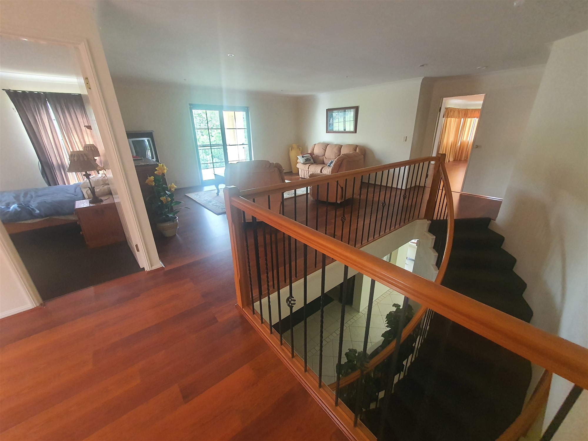 LUXURIOUS LARGE HOME ON 10 39