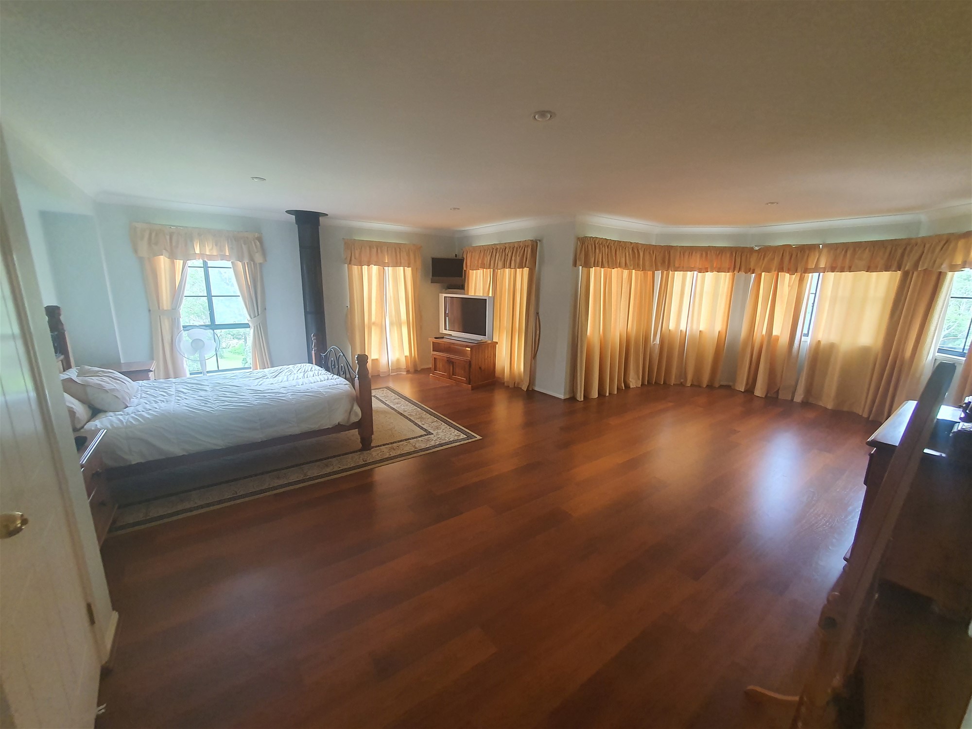 LUXURIOUS LARGE HOME ON 10 41