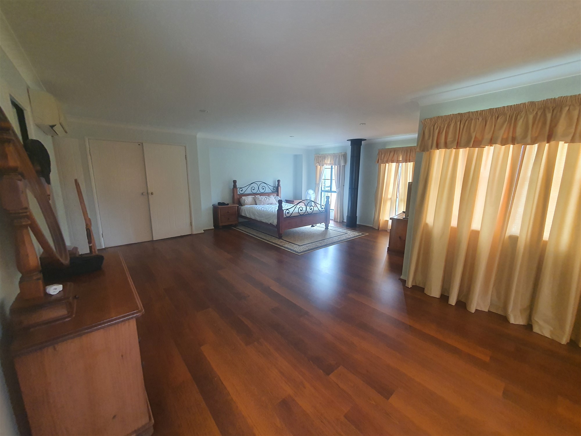 LUXURIOUS LARGE HOME ON 10 42