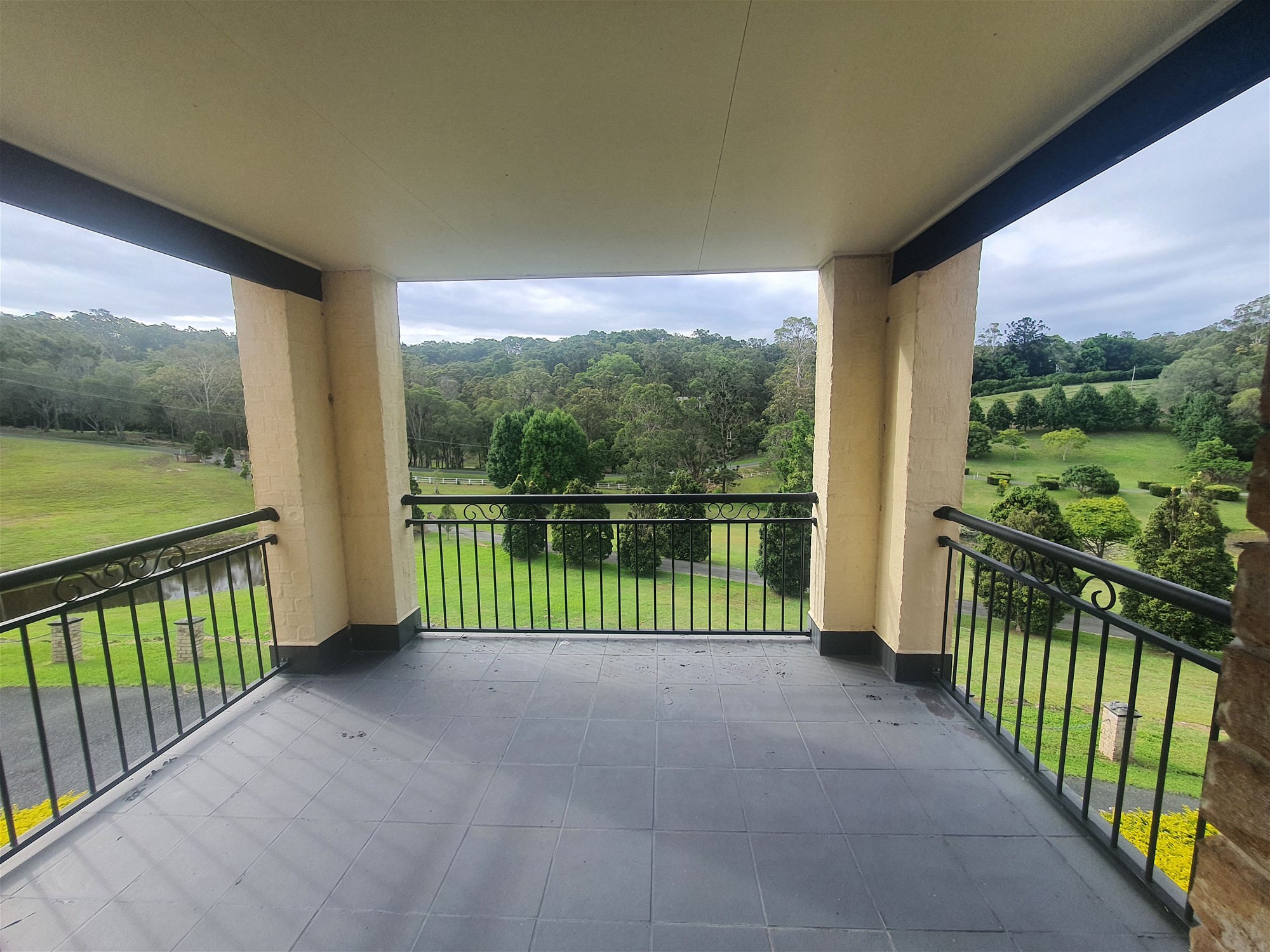 LUXURIOUS LARGE HOME ON 10 43