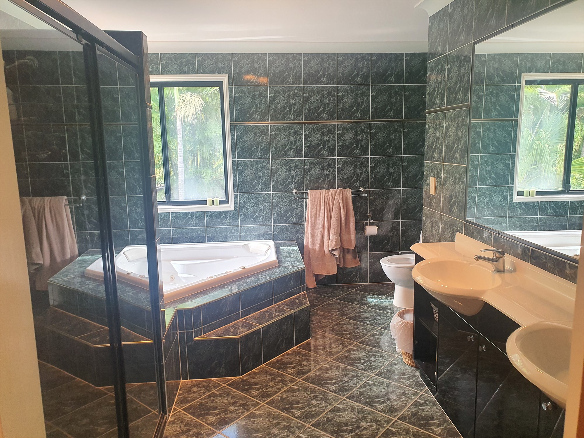 LUXURIOUS LARGE HOME ON 10 45