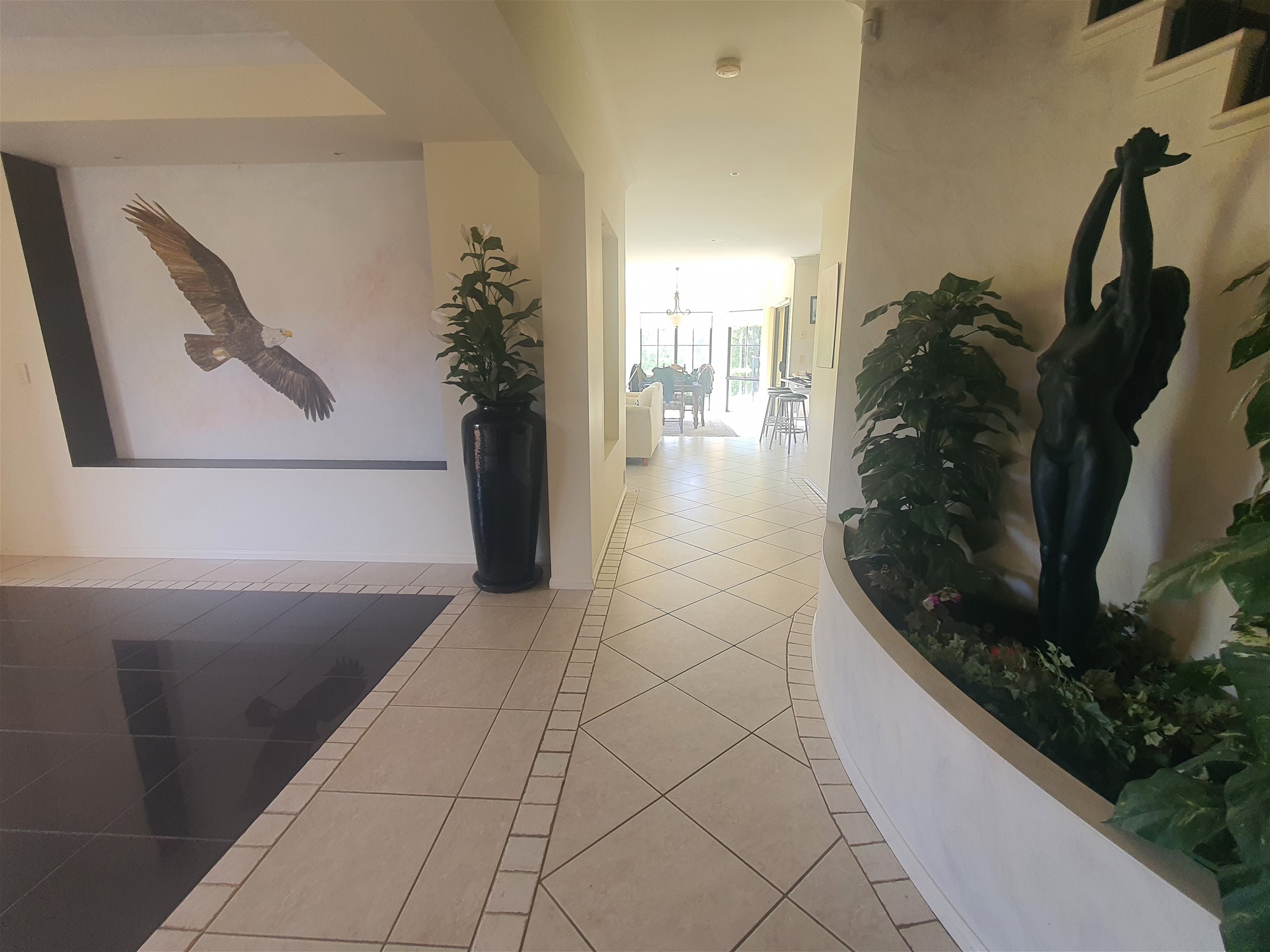 LUXURIOUS LARGE HOME ON 10 48