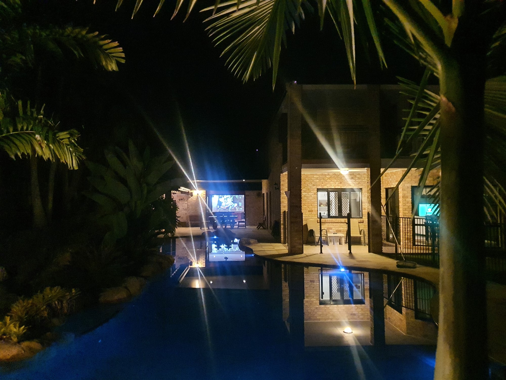 LUXURIOUS LARGE HOME ON 10 49