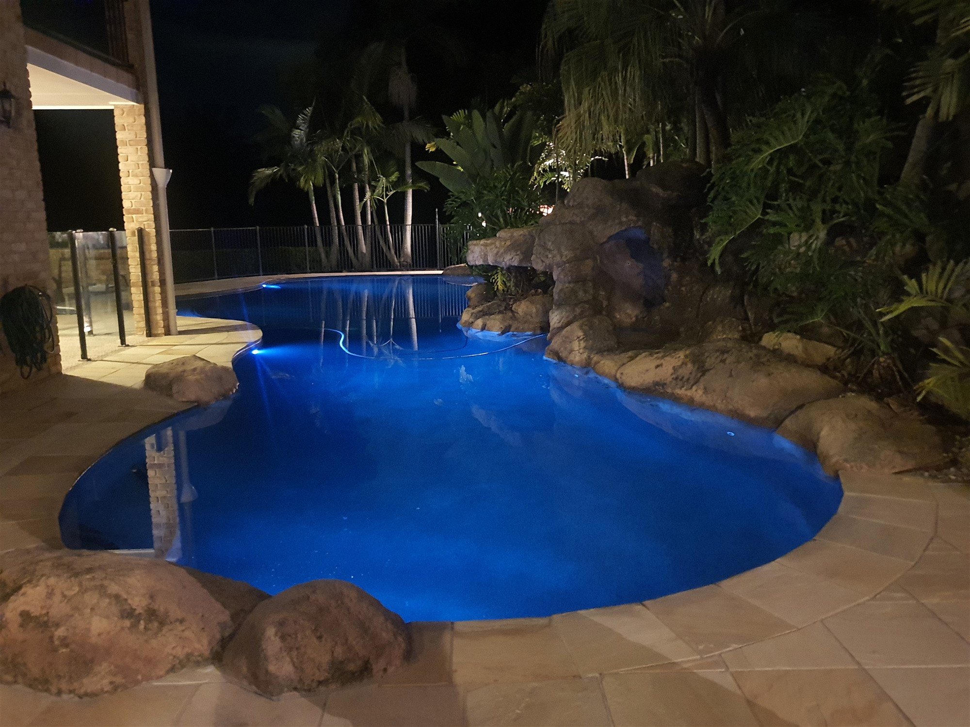 LUXURIOUS LARGE HOME ON 10 51
